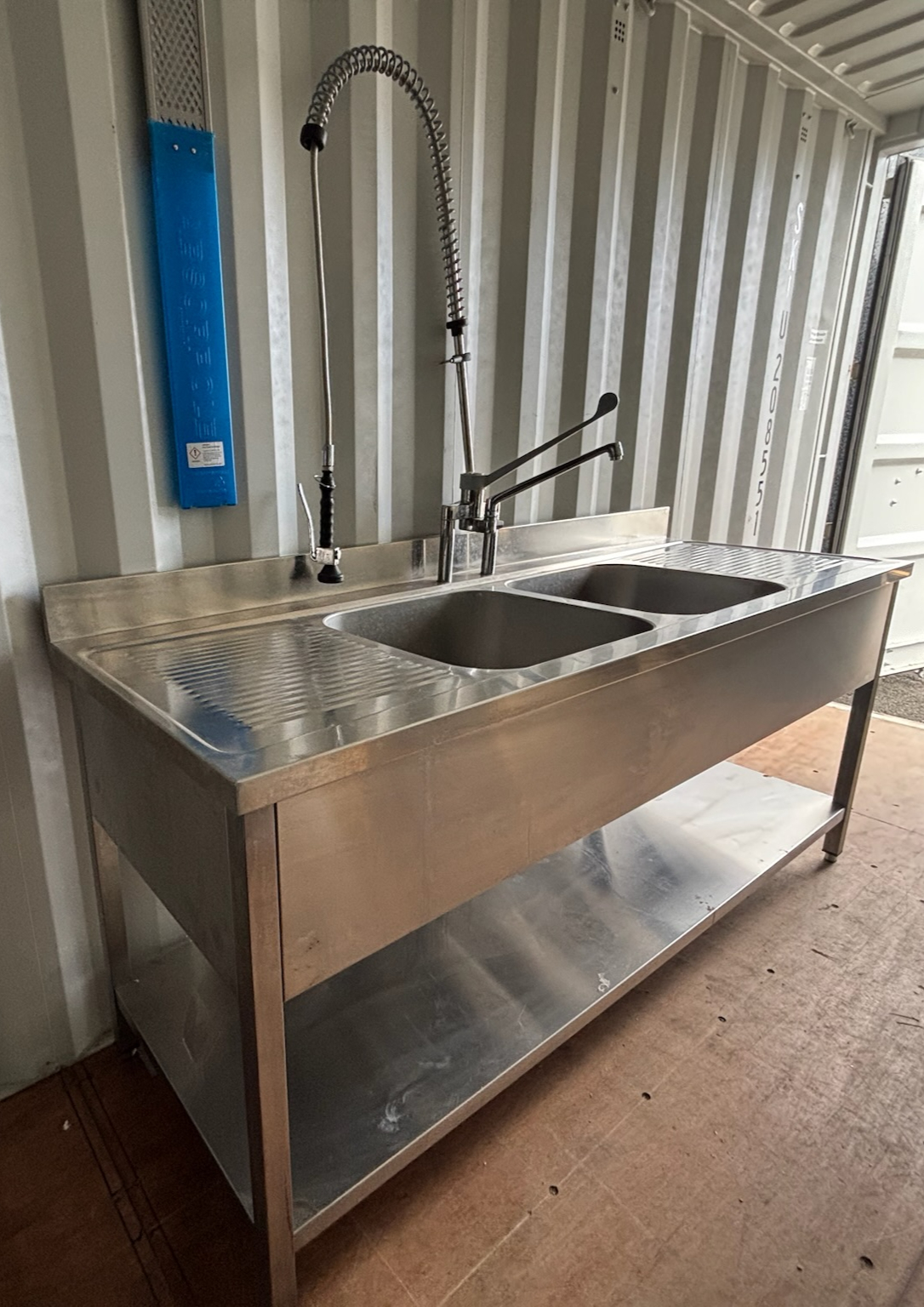 SELT / SOLD Stálborð með 2 vöskum, kanti, spúl og krana, B200sm. 2