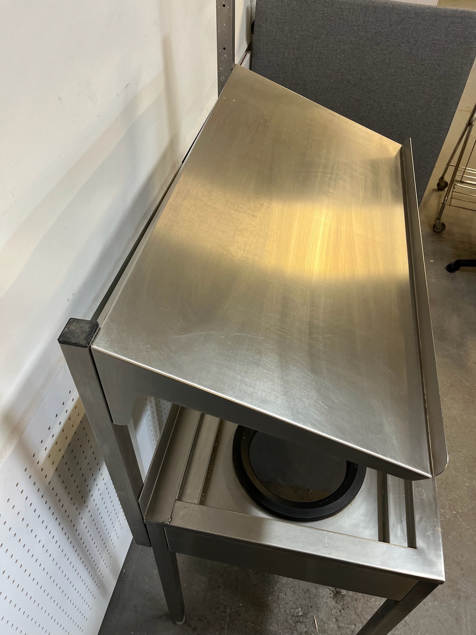 SELT / SOLD Ryðfrítt stálvinnuborð með vask frá Wexiödisk, H168xB166xD62 sm. 3
