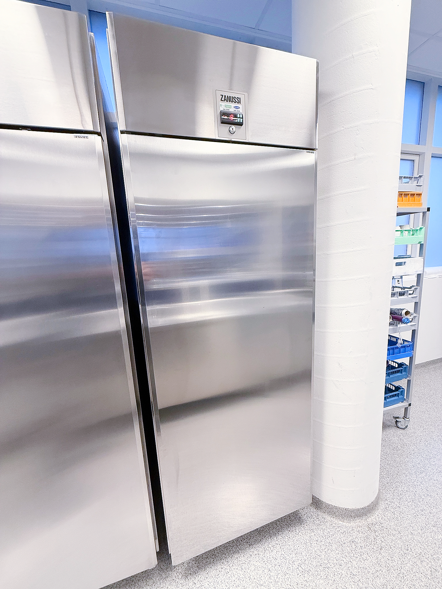 SELT / SOLD Zanussi frystiskápur, 670L, H206 x D83 x B71 sm.