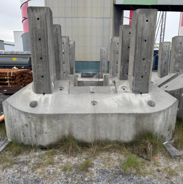 SELT / SOLD - Forsteyptir sökklar/veggir - stoðveggir - útveggir. Alls 42 stk. 9