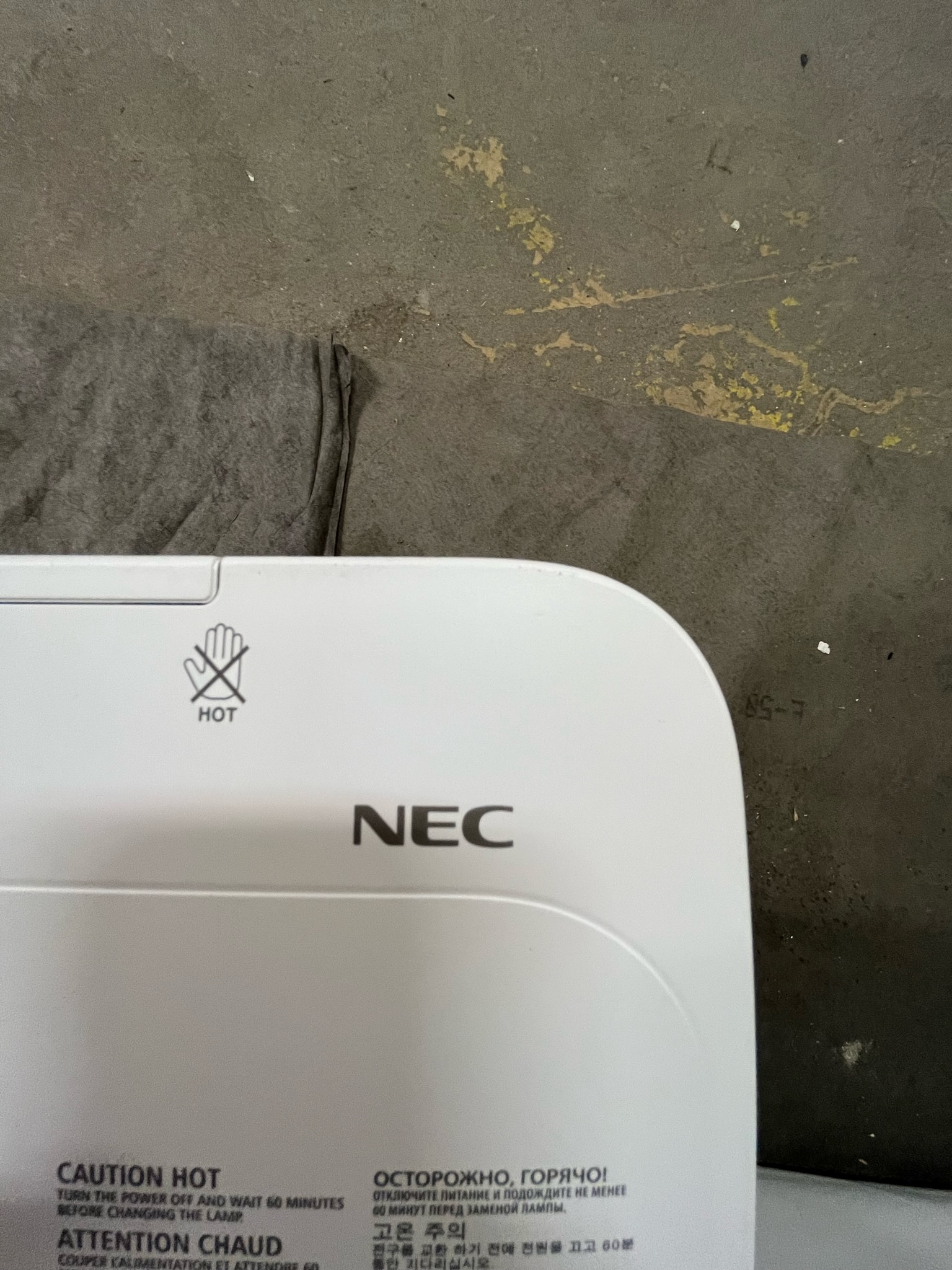 SELT / SOLD NEC M230w skjávarpi ásamt loftafestingu 5