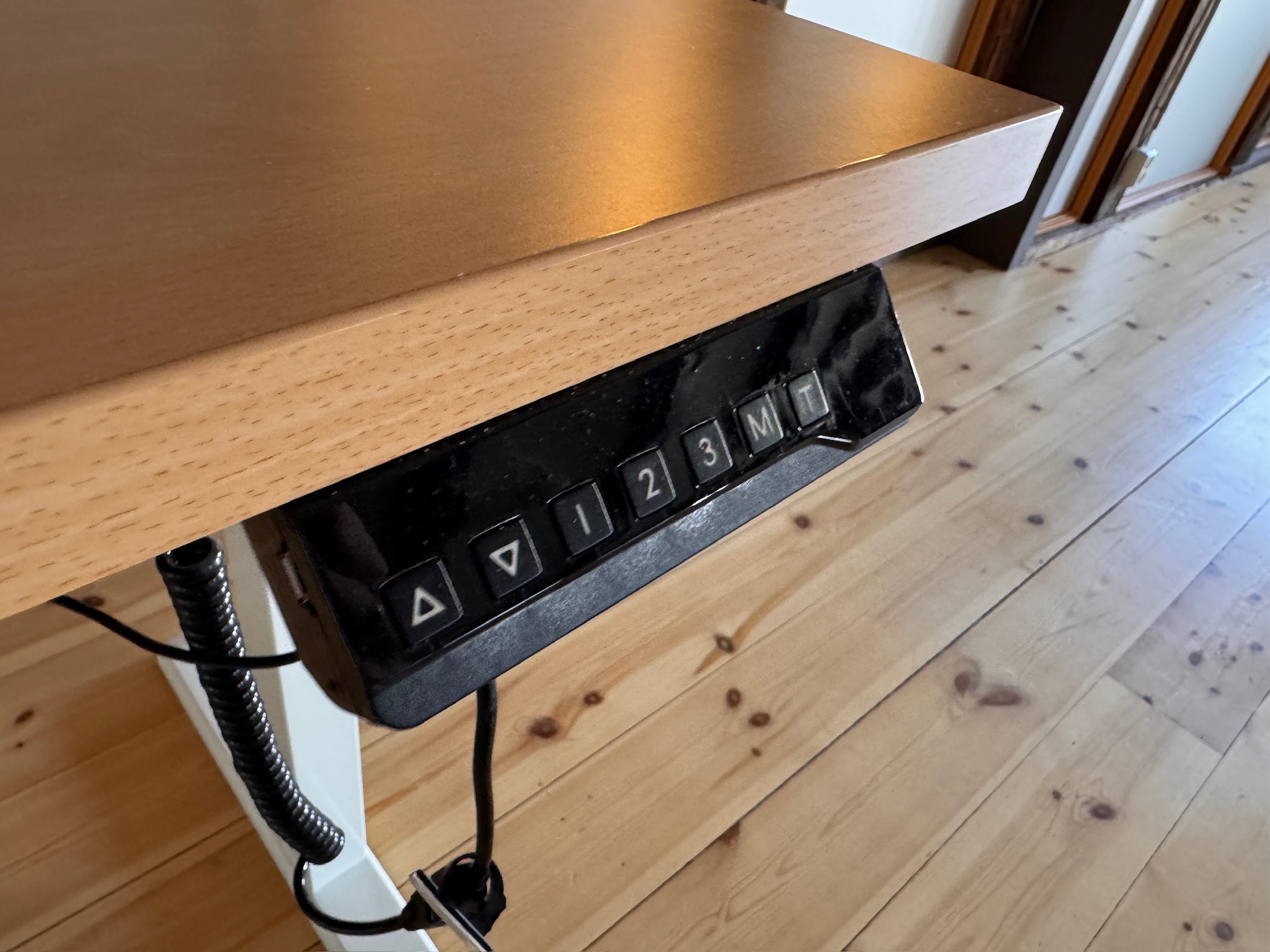 SELT / SOLD Rafmagnsborð með minnisstillingum frá Hirzlunni 5