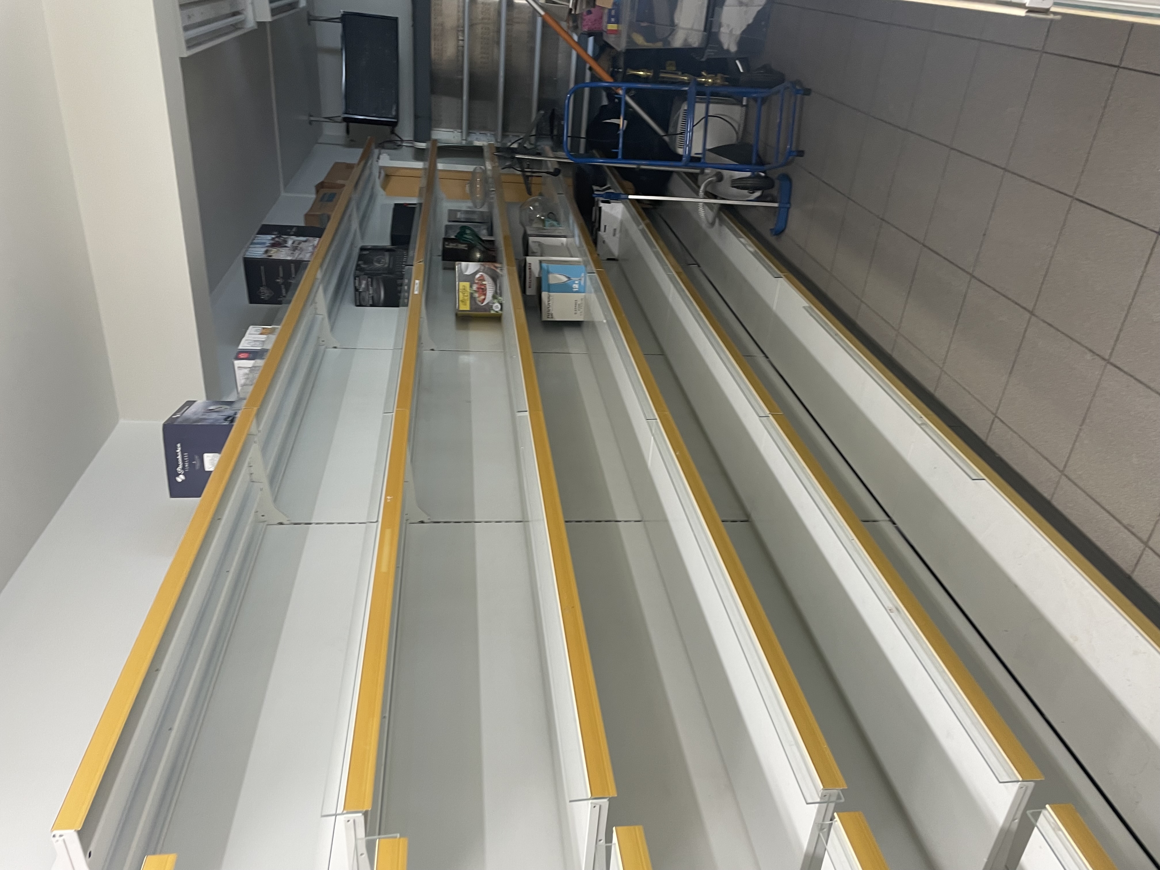SELT / SOLD Verslunarhillur 40fm. 3