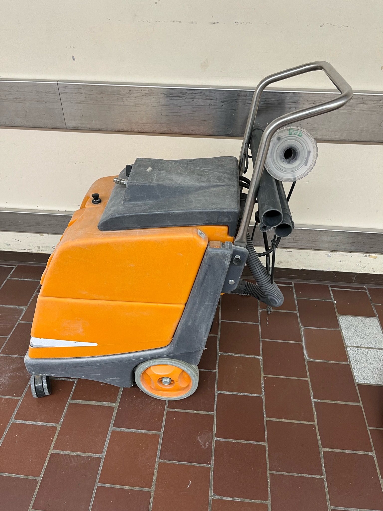 SELT / SOLD Taski AQ 20 skúringarvagn