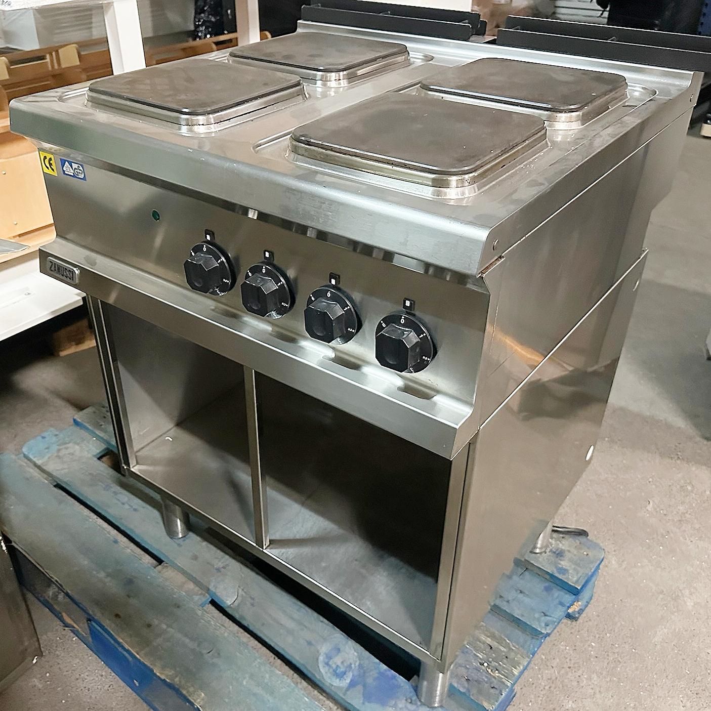 SELT / SOLD Zanussi rafmagns helluborð 4 hellur 70 x 70sm ásamt undirborði