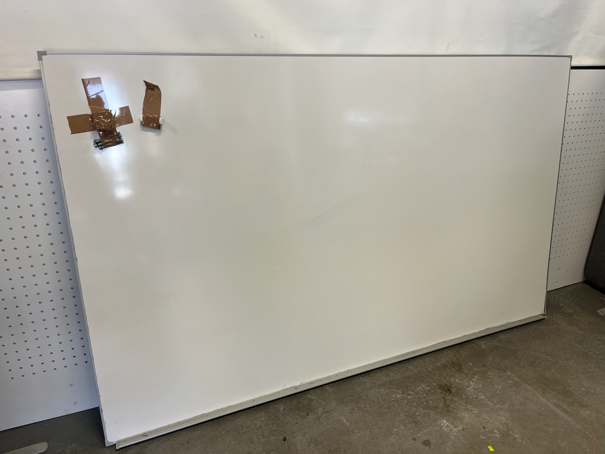 SELT / SOLD Lintex tússtafla, B200 x H120 sm.