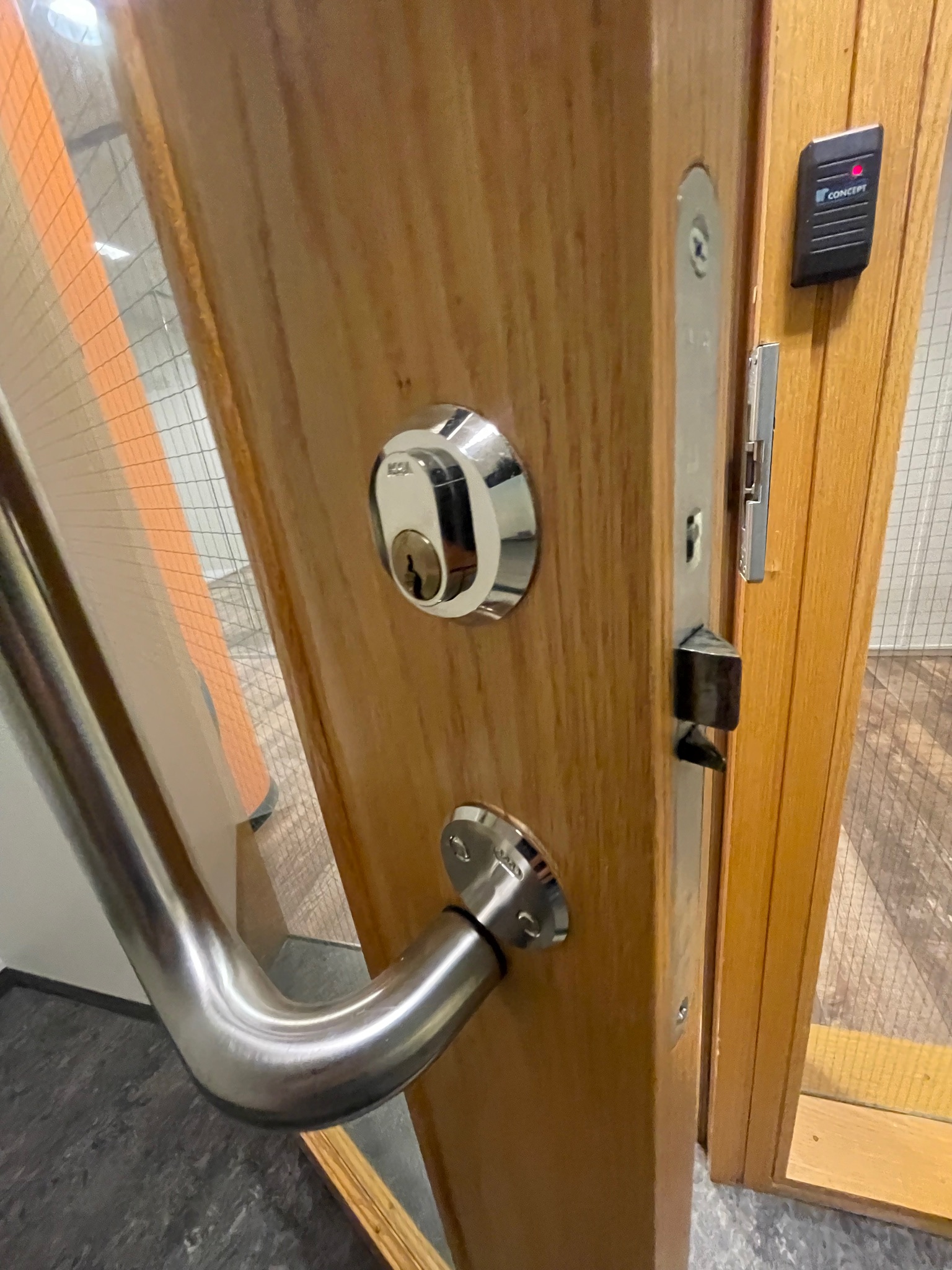 SELT / SOLD Eldvarnarhurð E30 með gleri, læsingu og pumpu H210/B177 sm 9