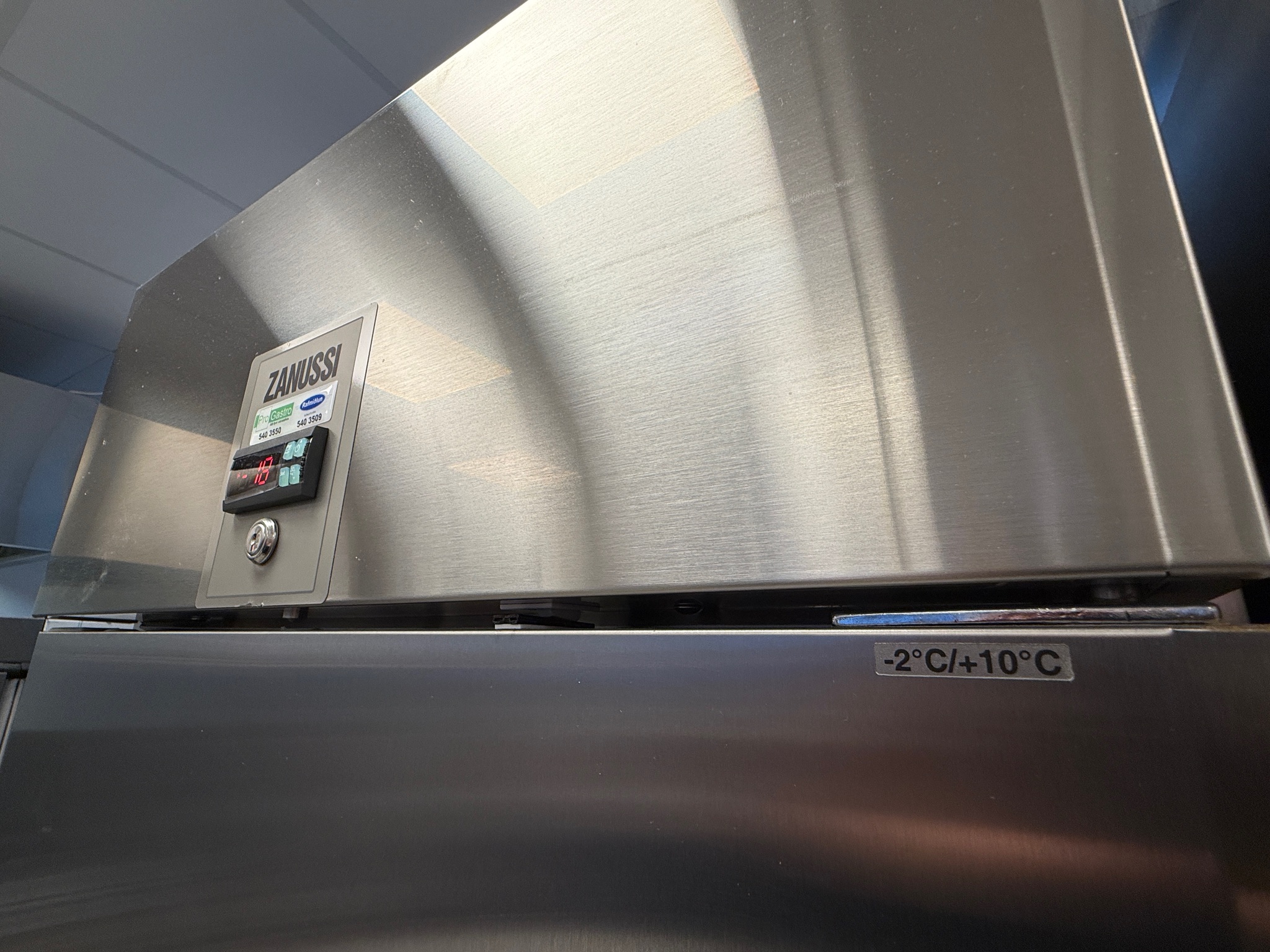 SELT / SOLD Zanussi kæliskápur – 670 L (2018) H206 x D83 x B71 sm. 9