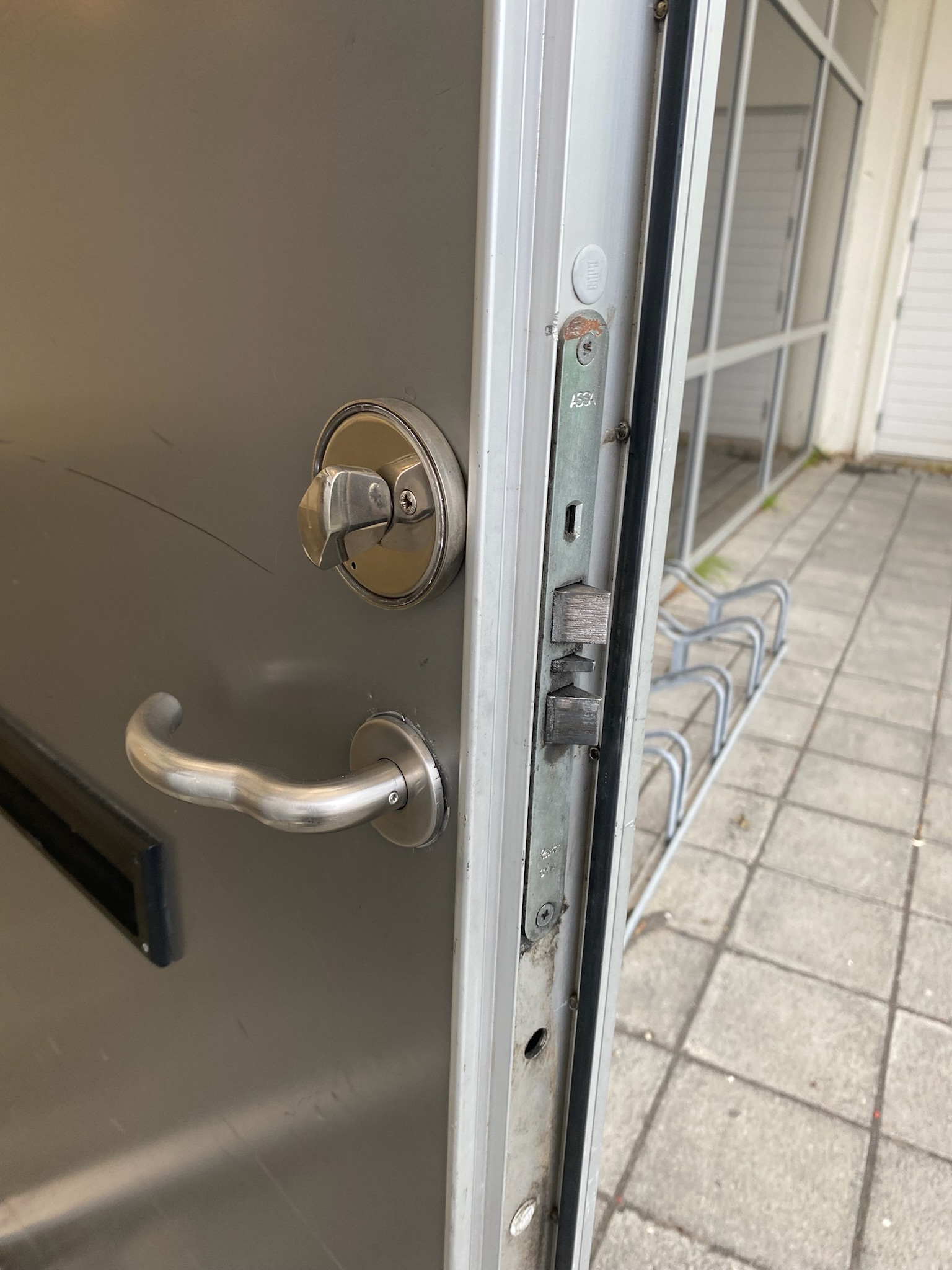 SELT / SOLD Álhurð útihurð í ramma með pumpu, H204xB143sm. 5