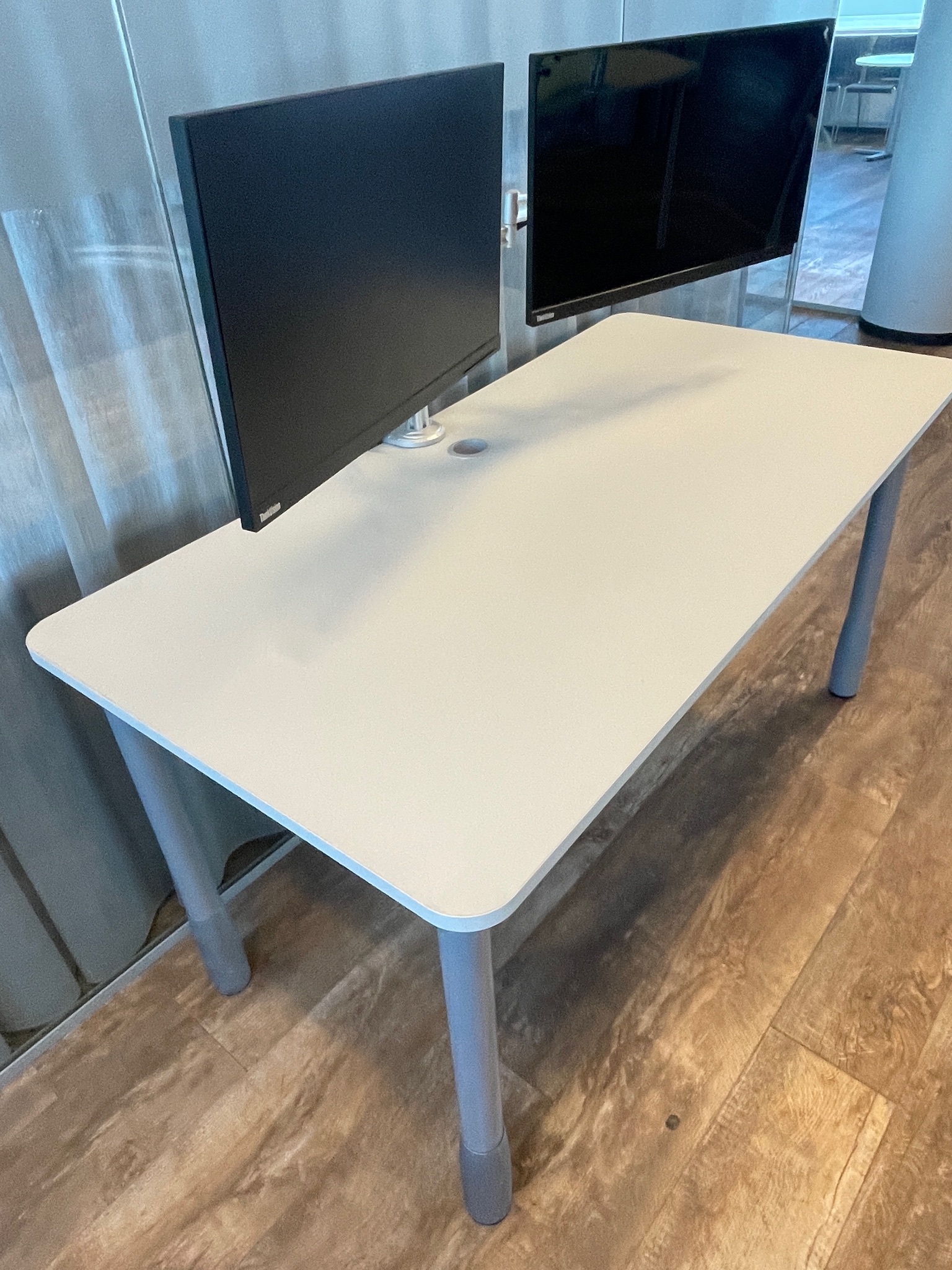 SELT / SOLD Vinnuaðstaða - Skrifborð ásamt 2 skjáum á armi, B140xD70 sm. 3
