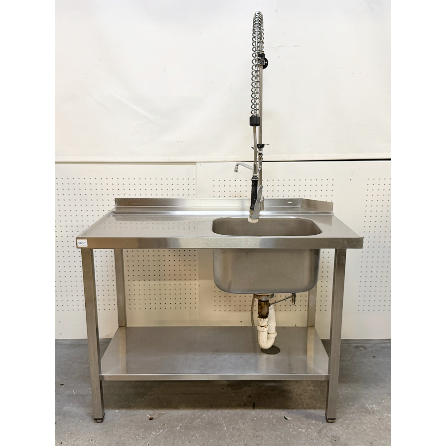 SELT / SOLD Vitrum vaskborð, vinstra megin með blöndunart. frá BVT, B120xD70sm.