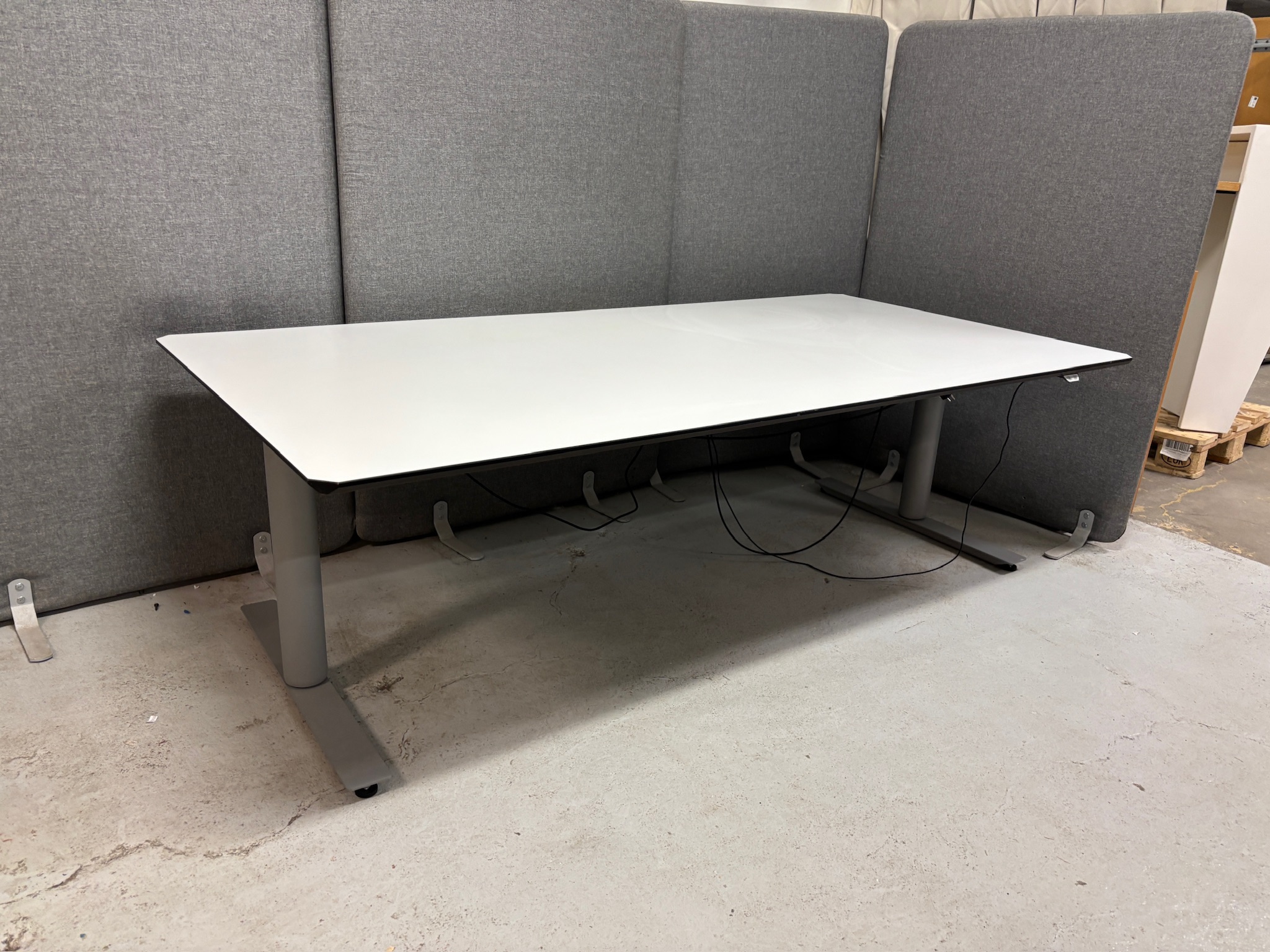 SELT/SOLD USM rafmagnsborð, hvítt, B200 x D100 sm.