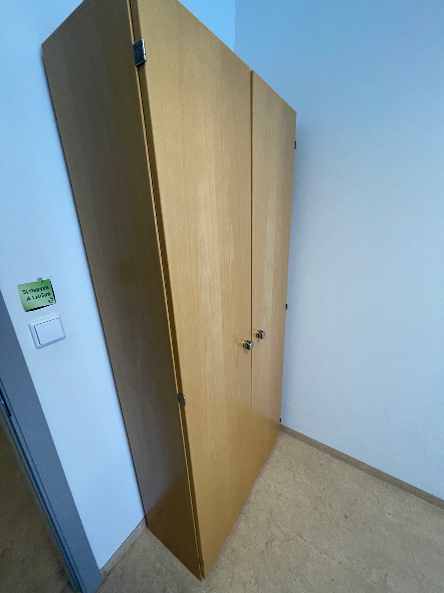 SELT / SOLD Skrifstofuskápur - H185 x B81 sm. 2