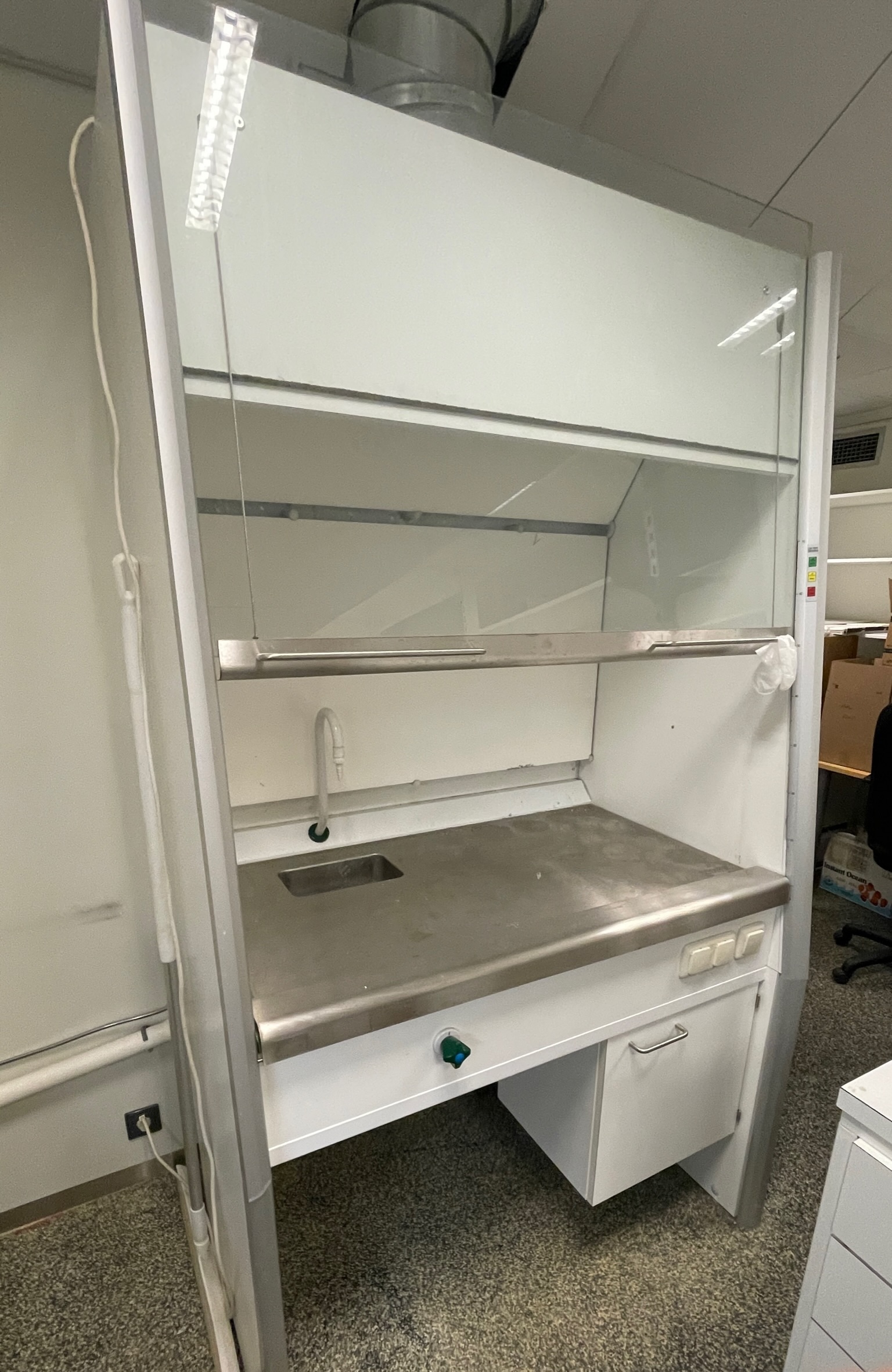 SELT / SOLD Stinkskápur / Fume cupboard