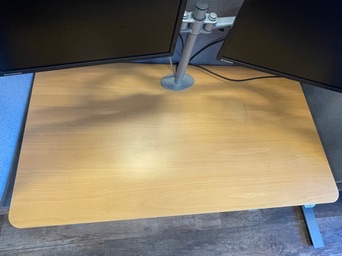 SELT / SOLD Vinnuaðstaða - Rafmagnsborð ásamt 2 skjáum á armi, B140xD80 5