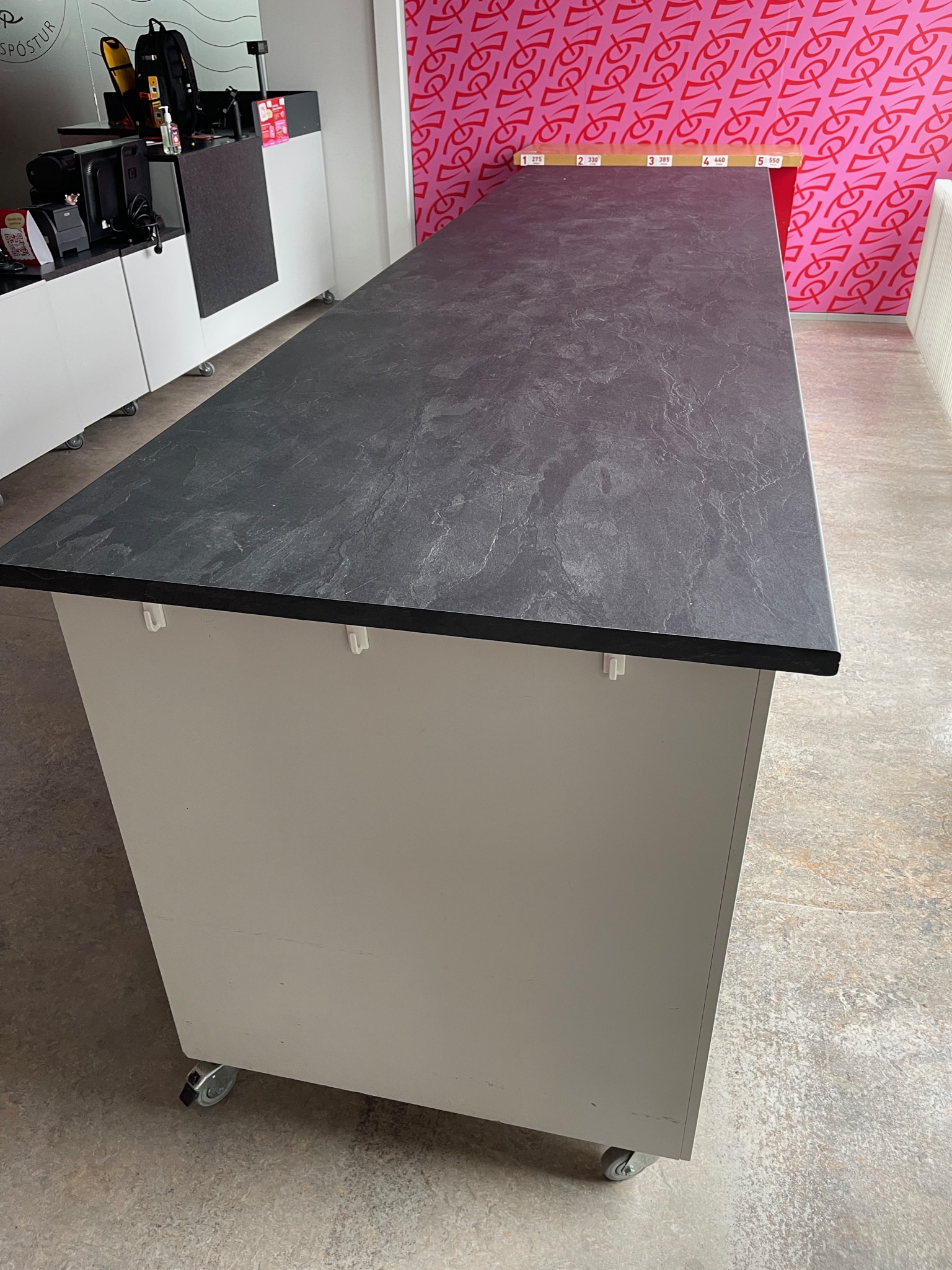 SELT / SOLD Afgreiðslu/vinnuborð á hjólum - L327xD90xH101sm. 3