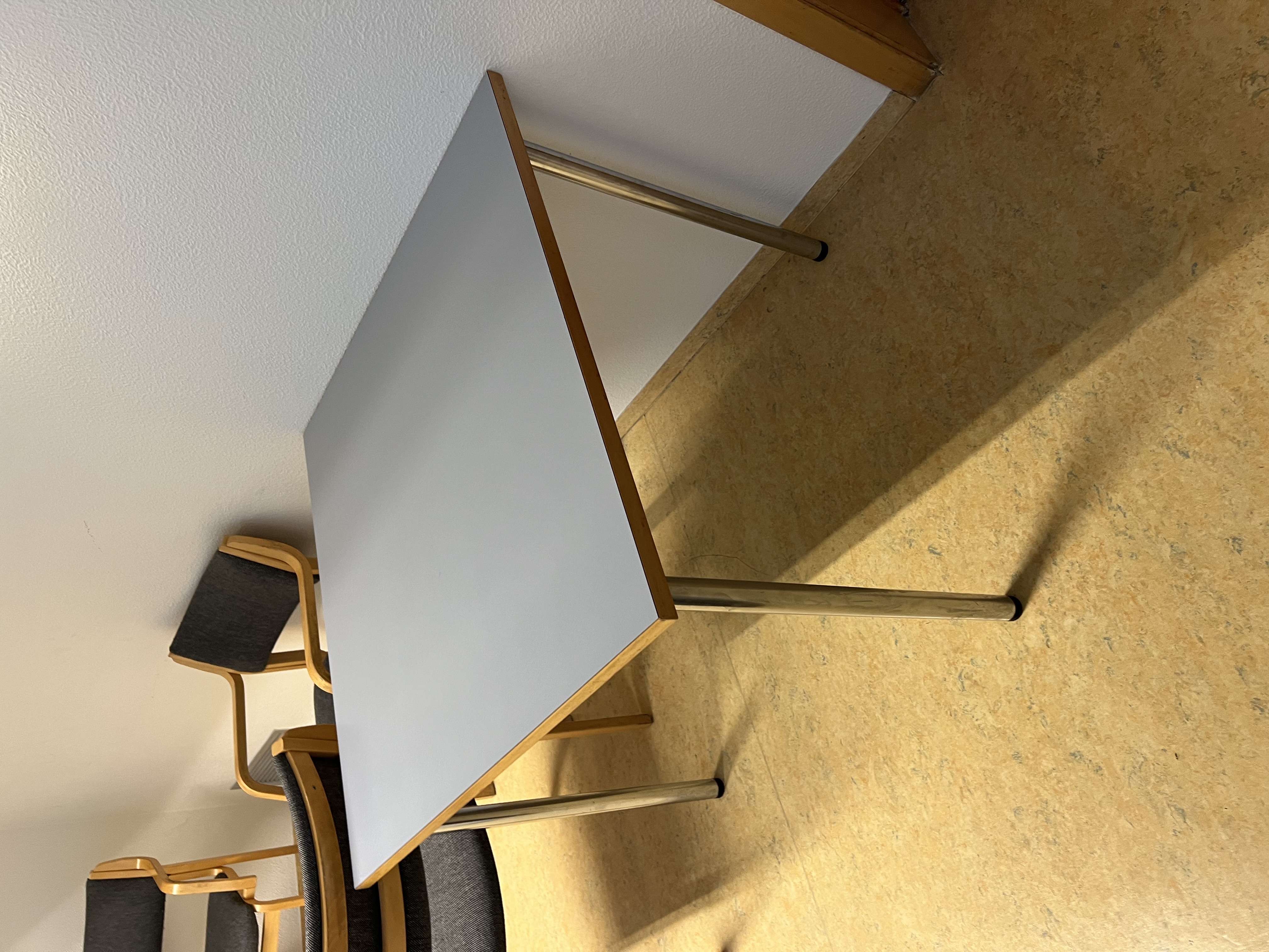 SELT / SOLD - Eldhúsborð - fundarborð - kennsluborð 90x90 sm 6 stk.