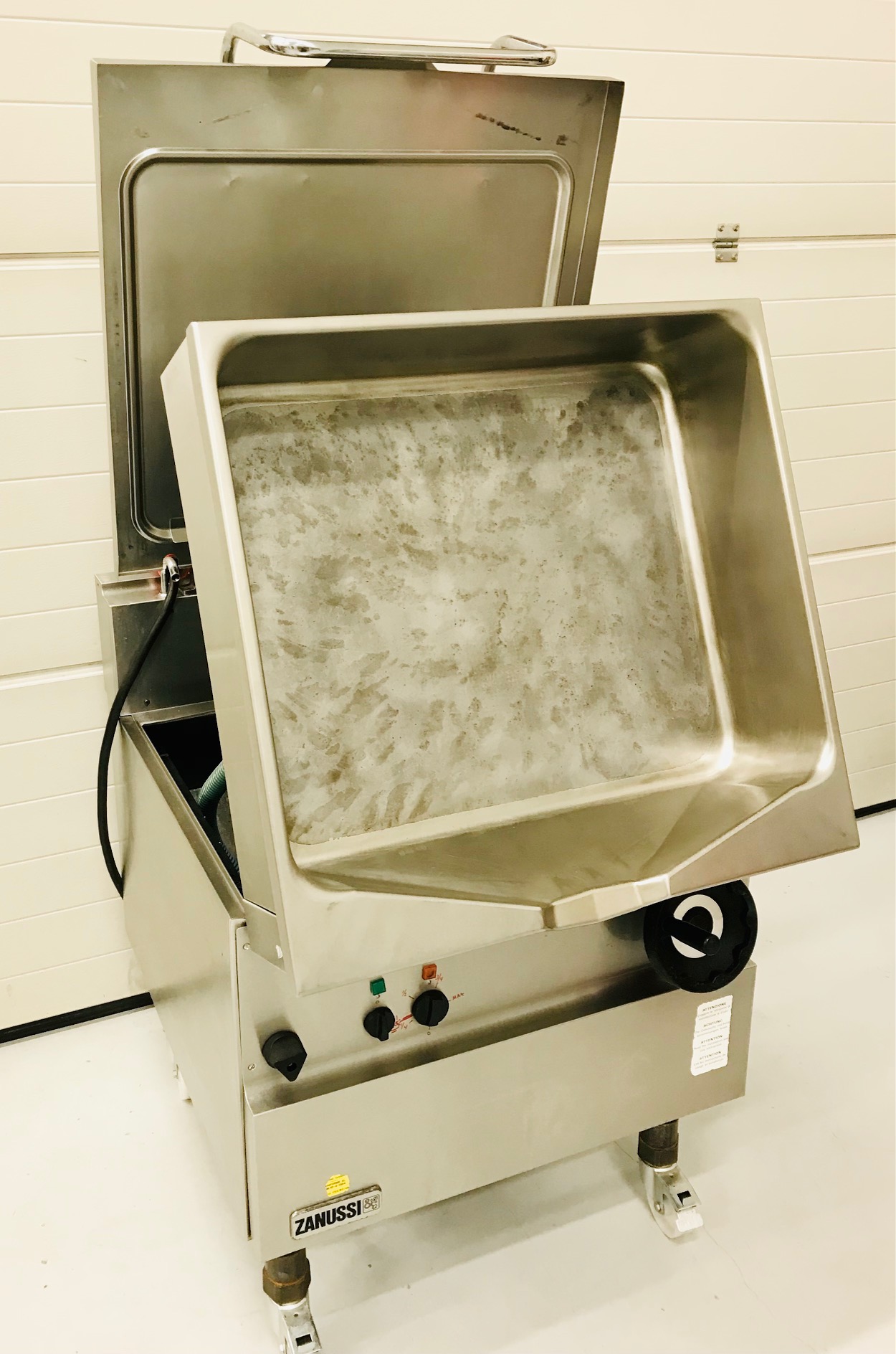 SELT / SOLD - Zanussi 80-100L veltipanna á hjólum