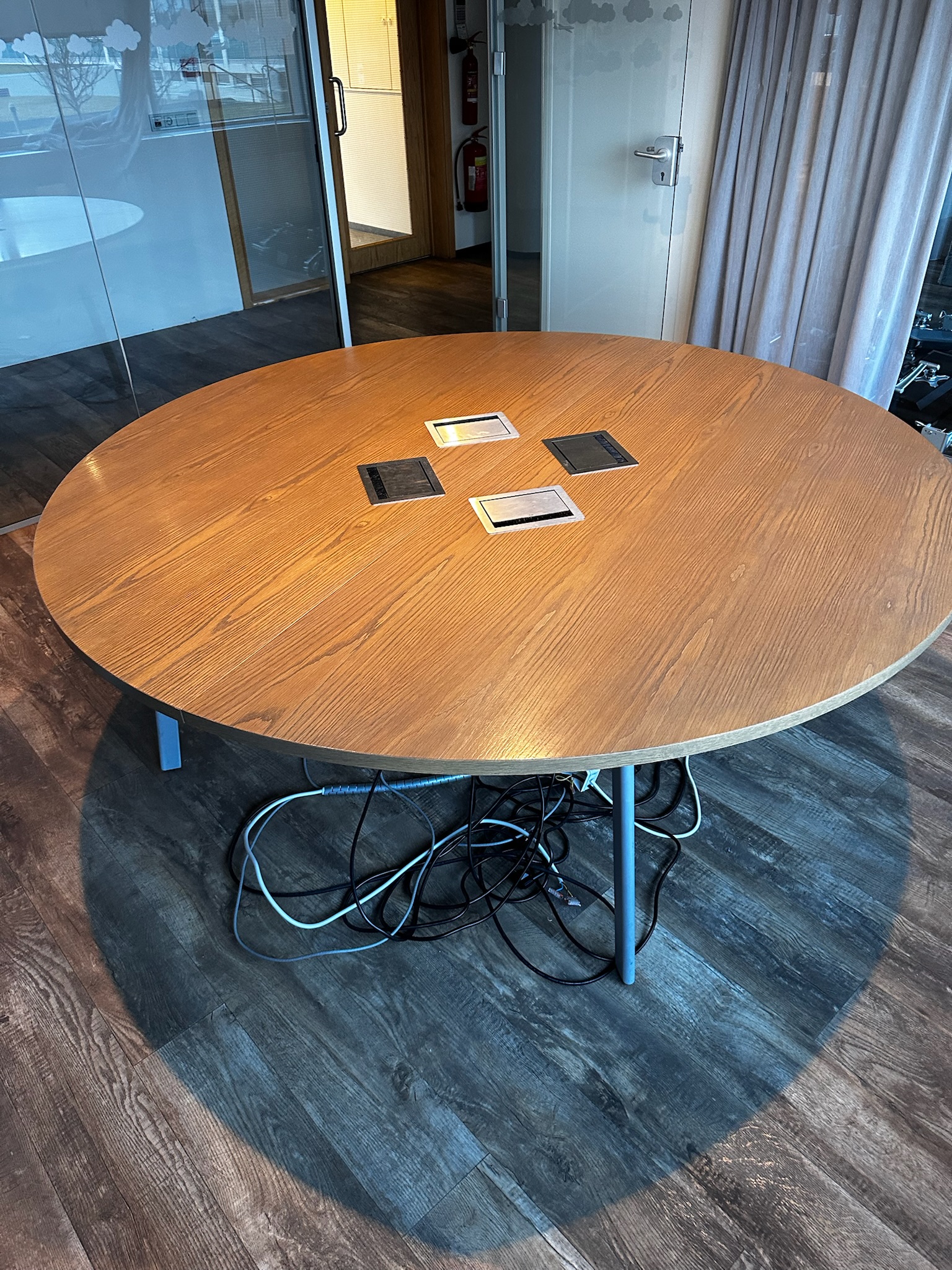 SELT / SOLD Hringborð / fundarborð, 8 manna, Ø220 x H73 sm.