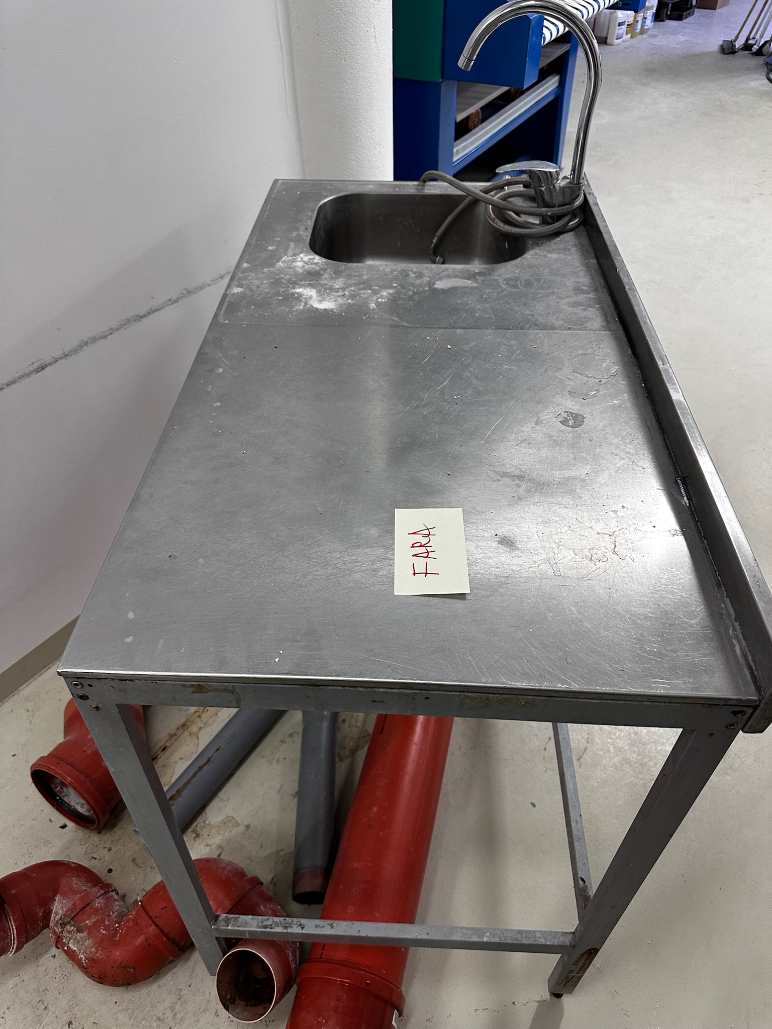 SELT / SOLD - Stálborð m/vaski og blöndunartæki, B127 x D65 x H93 sm. 3