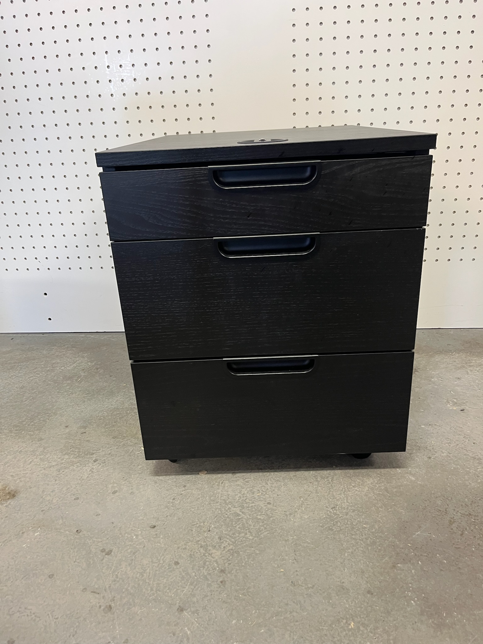 SELT / SOLD IKEA skrifstofukálfur með læsingu 2