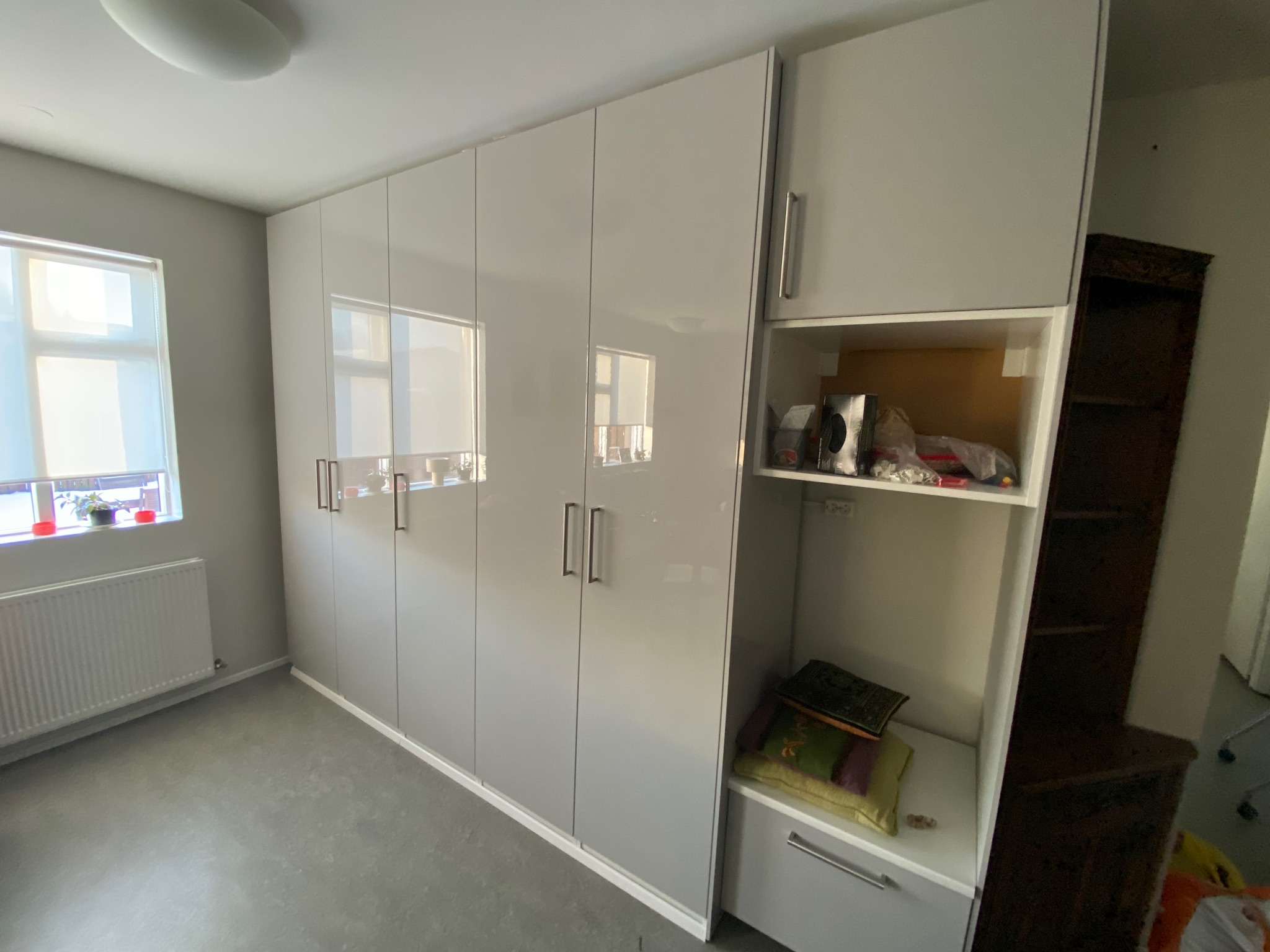 SELT / SOLD - Flott skápainnrétting, H238 x B313 sm.