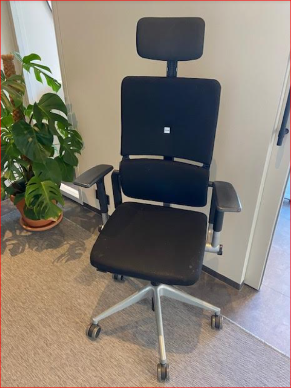 SELT / SOLD Flottur Steelcase skrifstofustóll með höfuðpúða