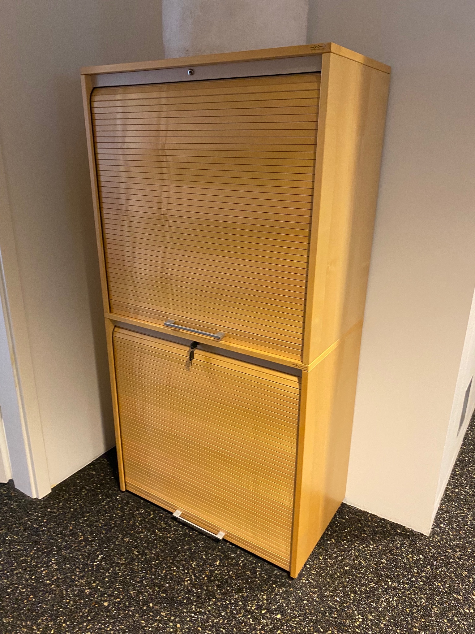 SELT / SOLD Skrifstofuskápur læsanlegur frá InnX, H82 x B80 x D36 sm.
