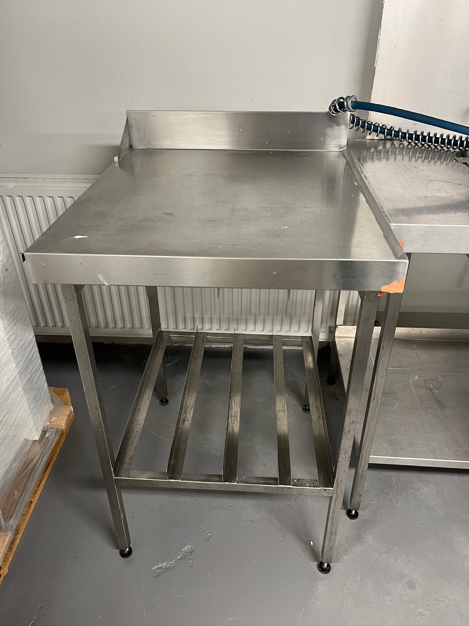 SELT / SOLD Stálborð - B70 x D61 sm.