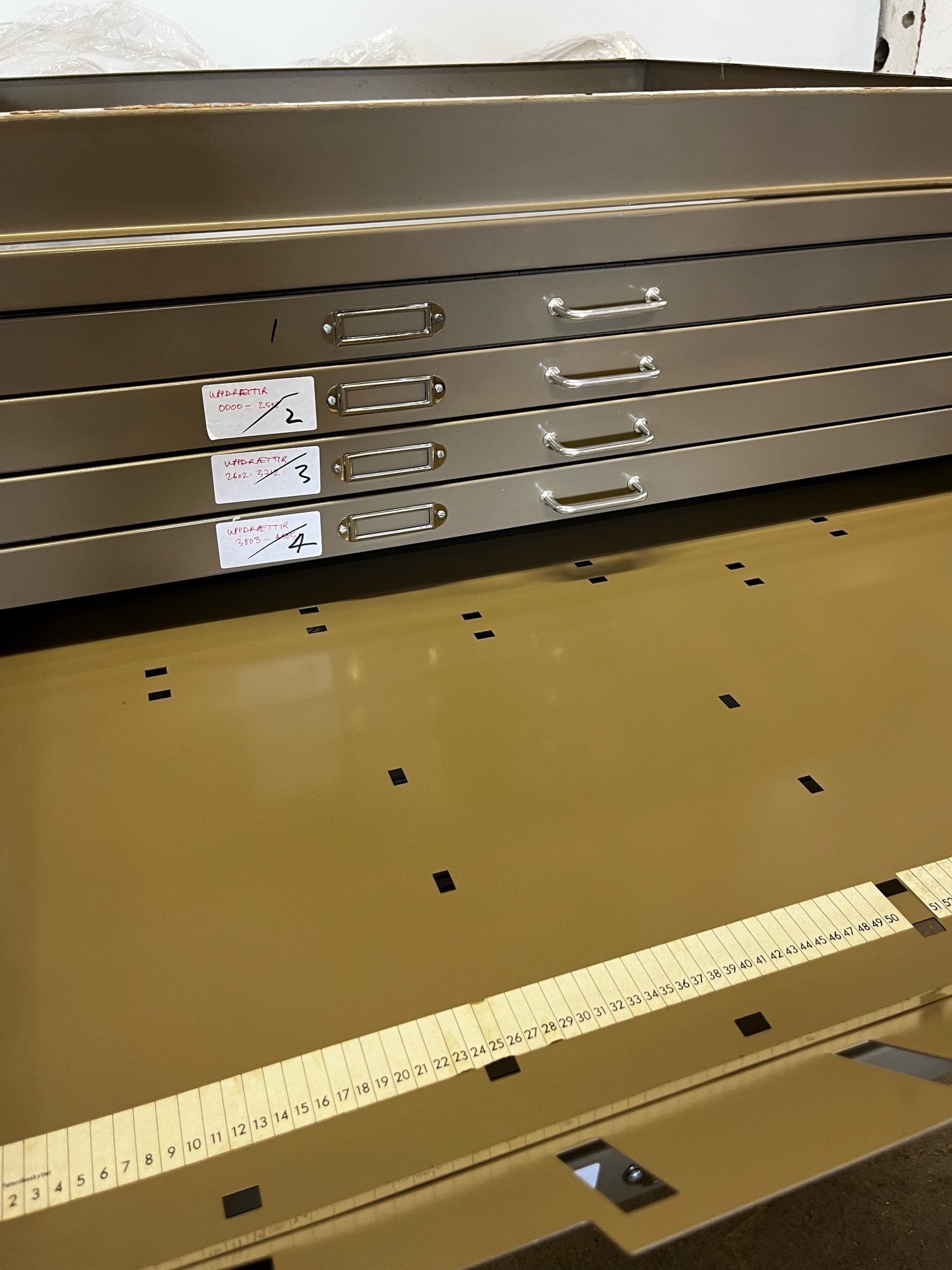 SELT / SOLD Teikningaskápur 8