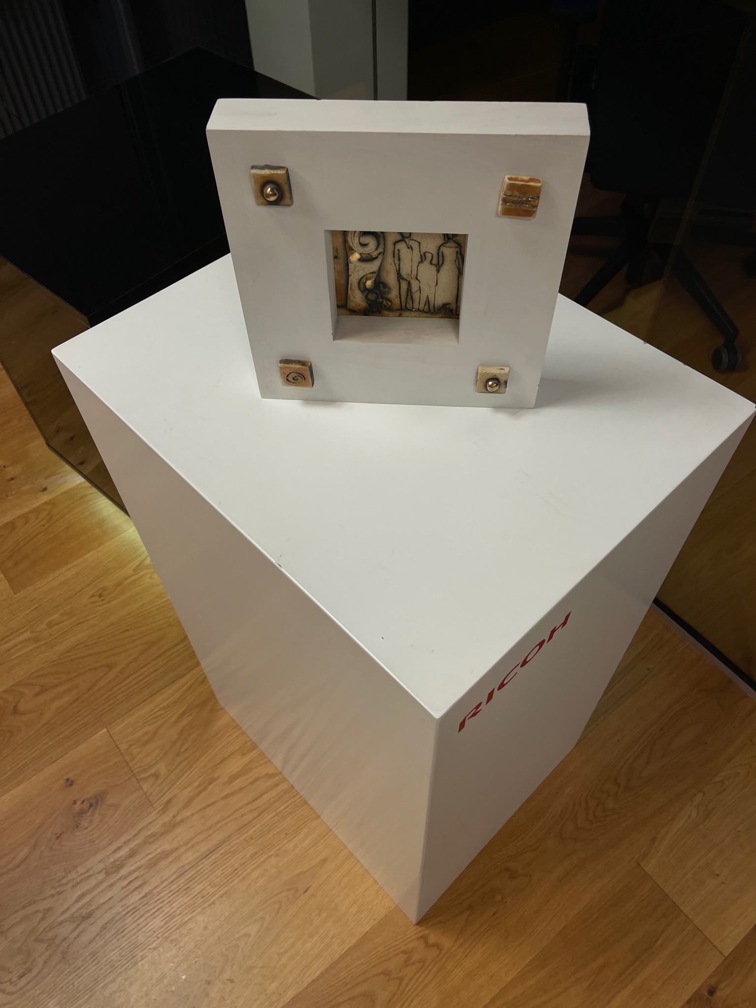 Selt/Endurnýtt-Sýningarbox hvítt 50x40xH85sm 2