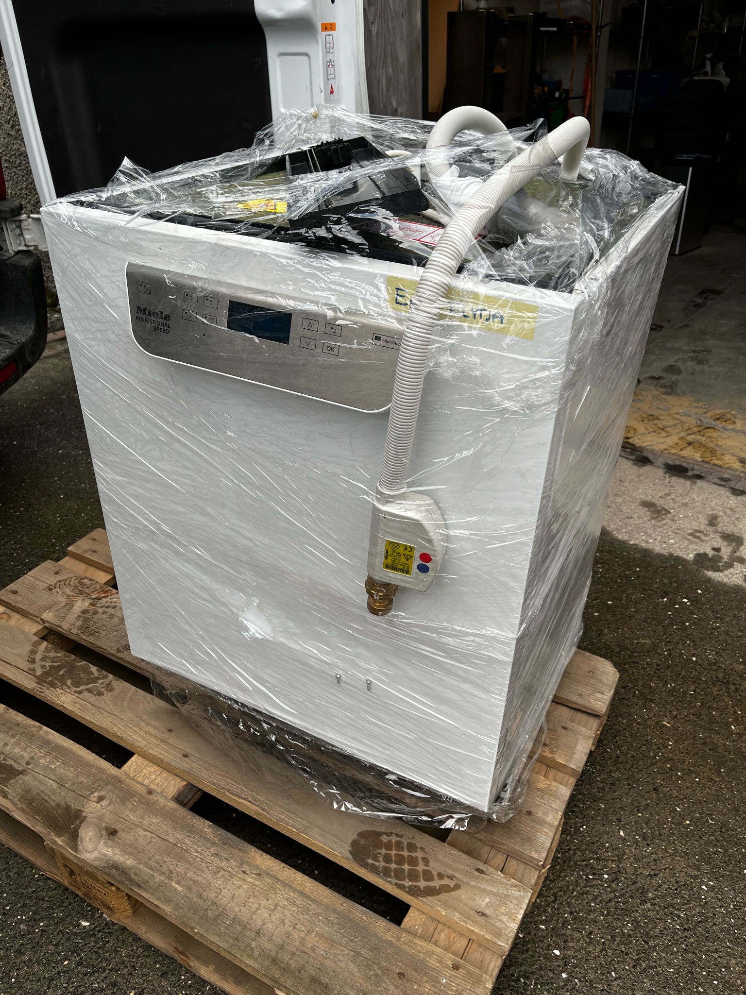 SELT / SOLD Miele Professional Speed undirborðuppþvottavél (2021) 3