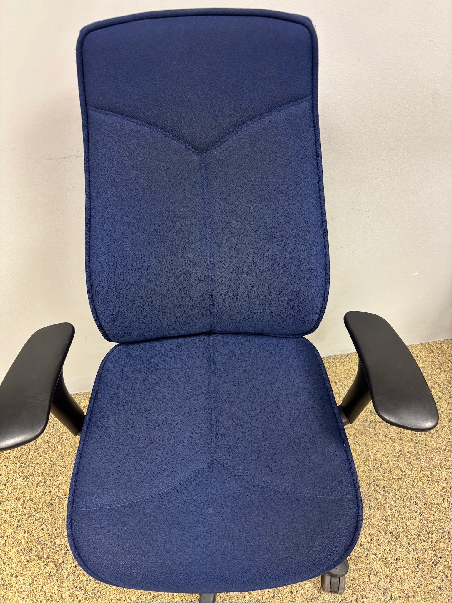 SELT / SOLD Kinnarps Skrifstofustóll á hjólum frá Pennanum 3