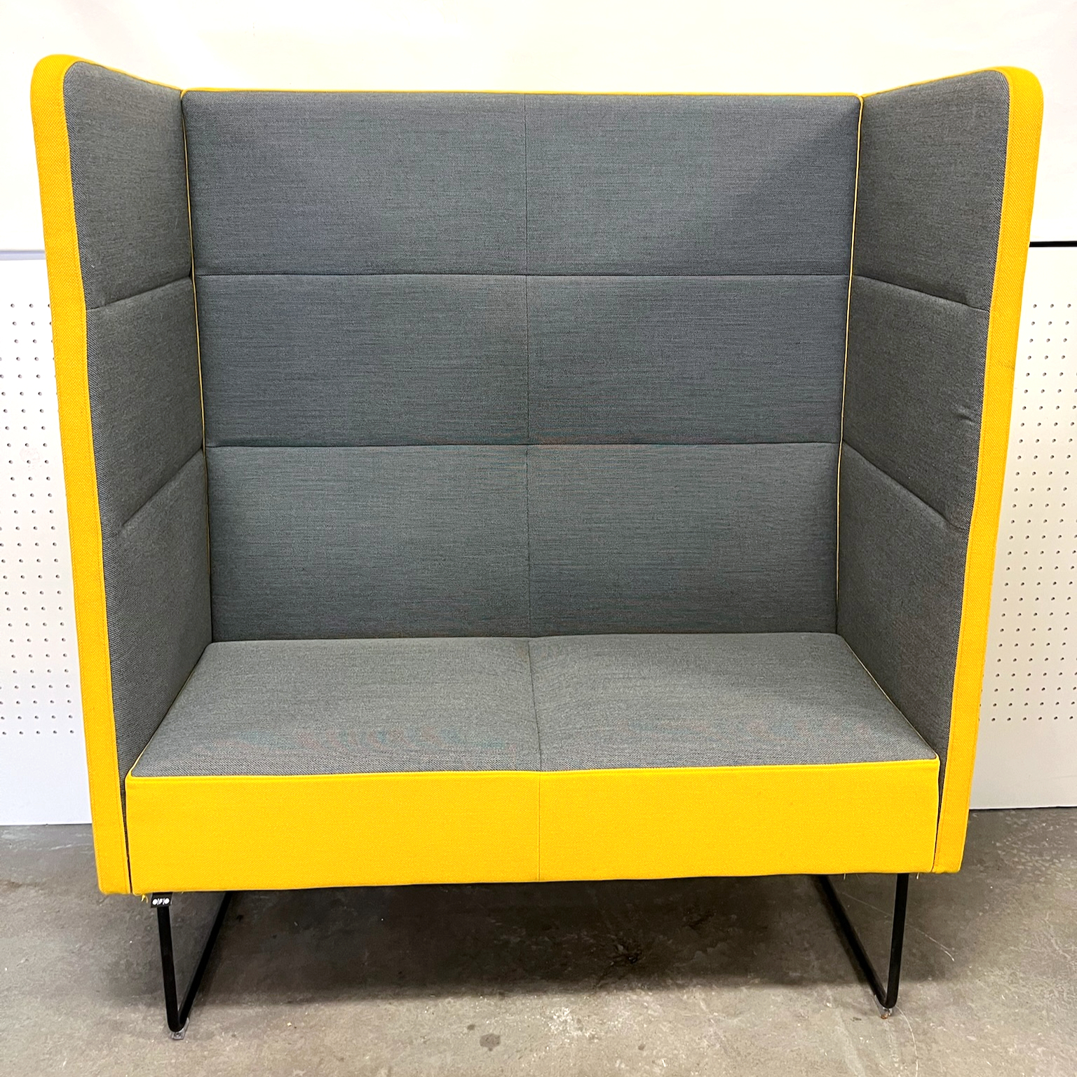 SELT / SOLD EFG næðissófi frá A4, B124xD57xH140sm.