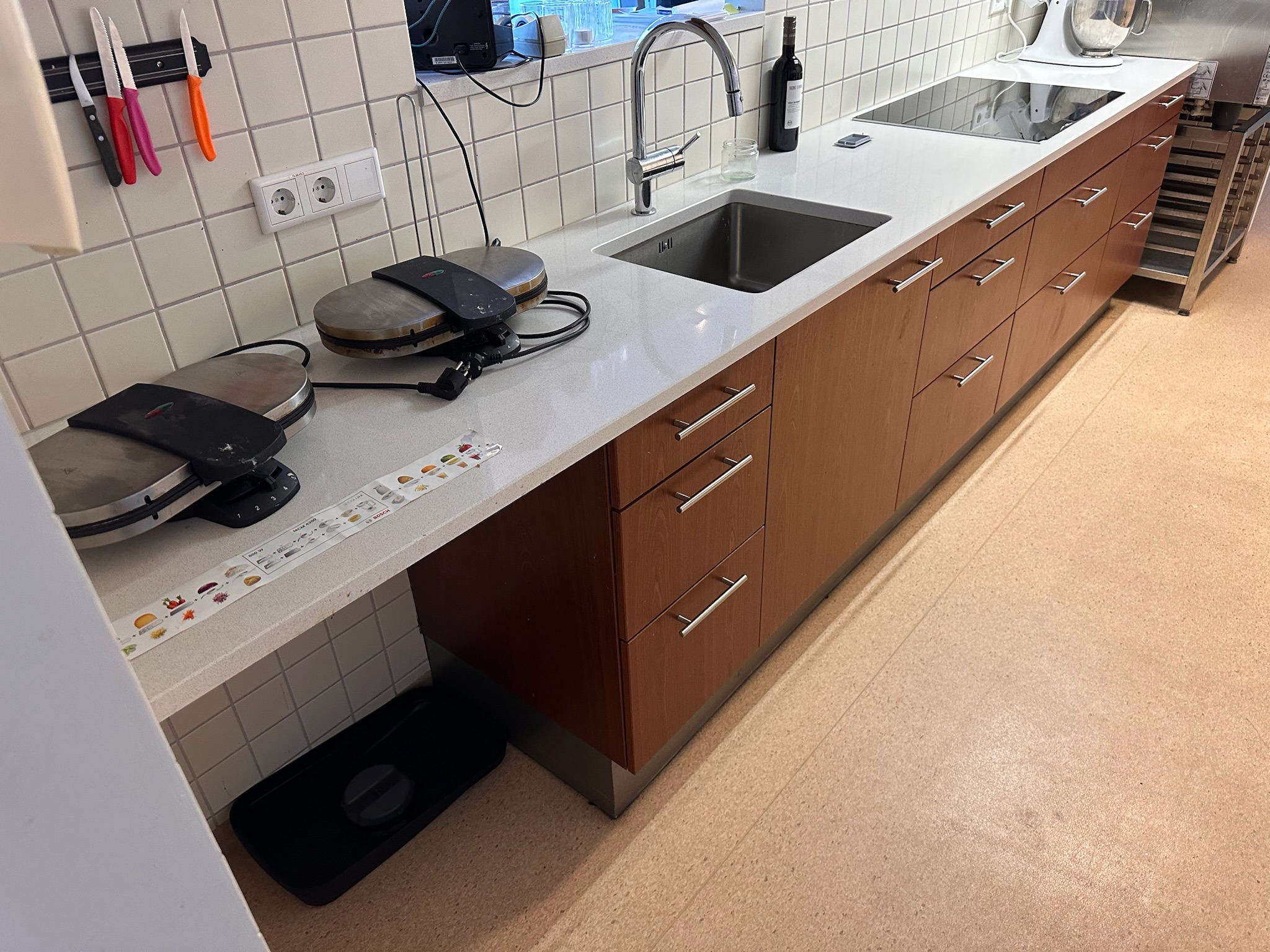 SELT / SOLD Eldhúsinnrétting með helluborði og vaski 3