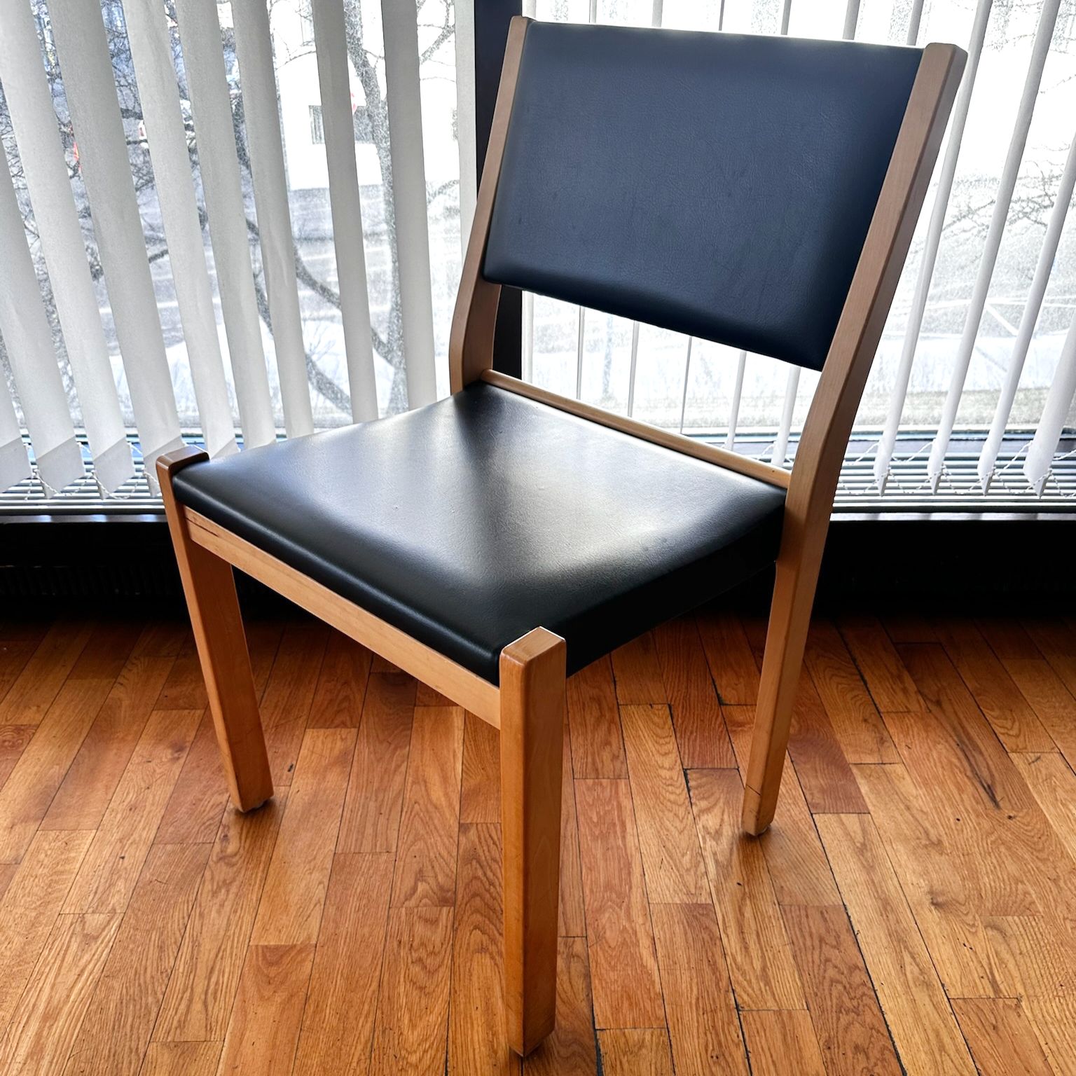SELT / SOLD - Alvar Aalto stólar 611, birki - svartur - leður - Artek (26 stk.) 2