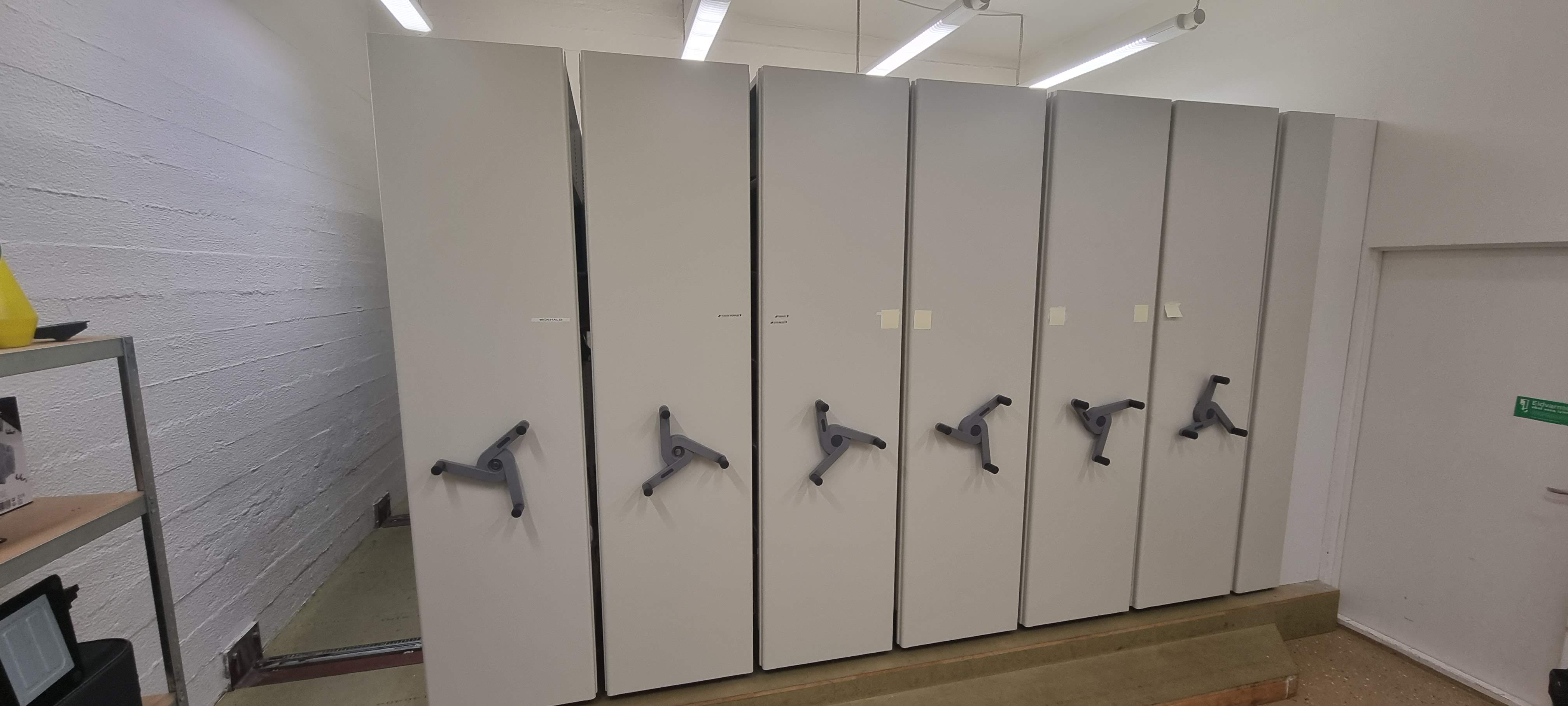 SELT / SOLD - Hjólarekki - flettiskápur - lagerhillur á hjólum