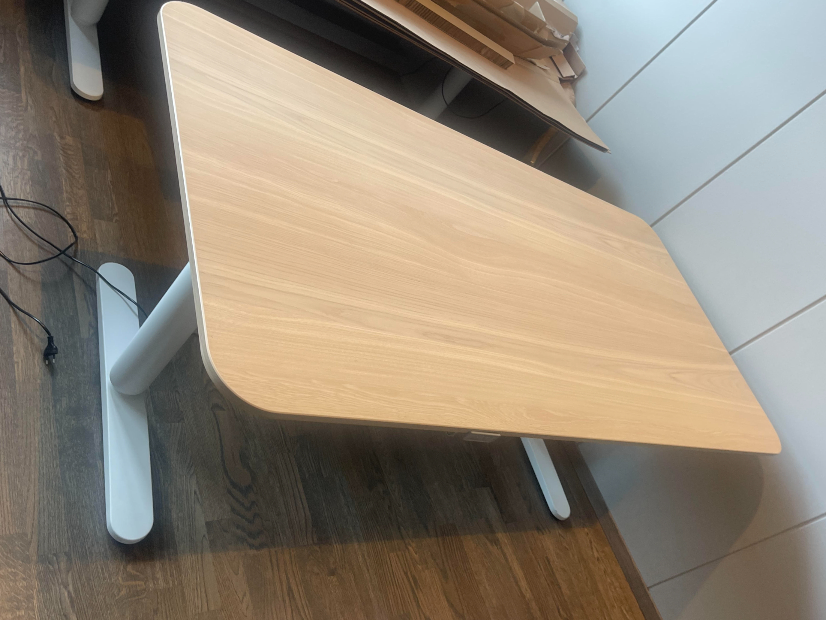 SELT / SOLD IKEA rafmagnsborð, B140 x D60 sm. 2