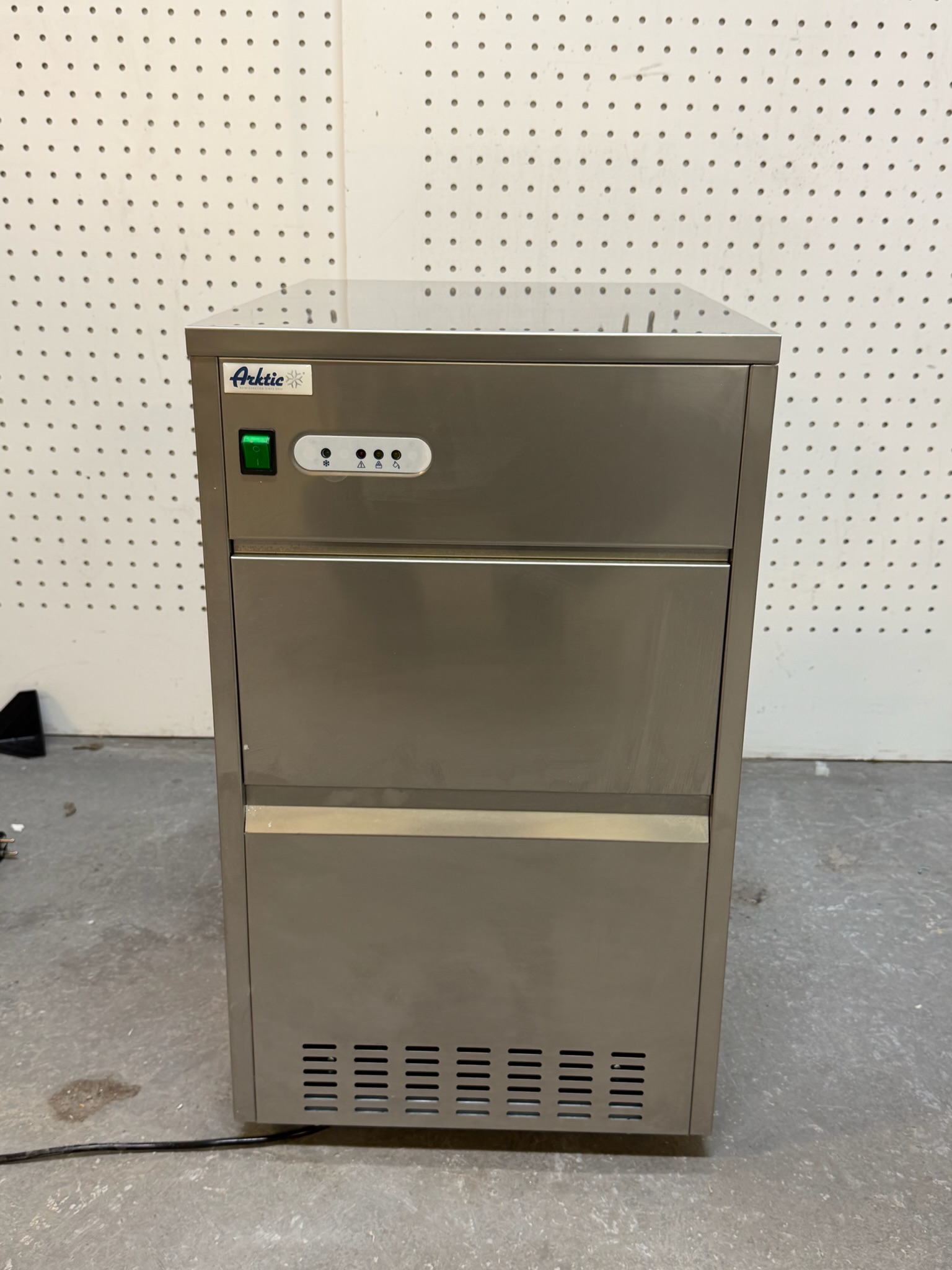 SELT / SOLD Arktic klakavél, 26kg./24h 3