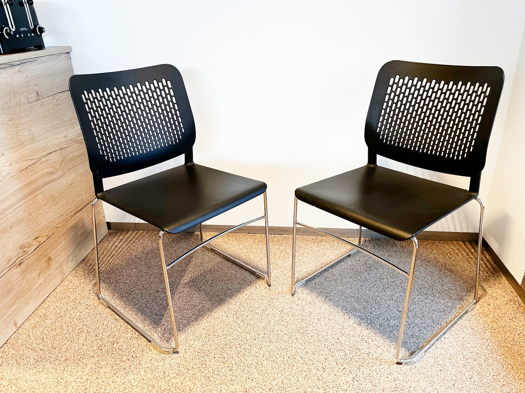 SELT / SOLD Á. Guðmundsson eldhús/fundarstólar staflanlegir