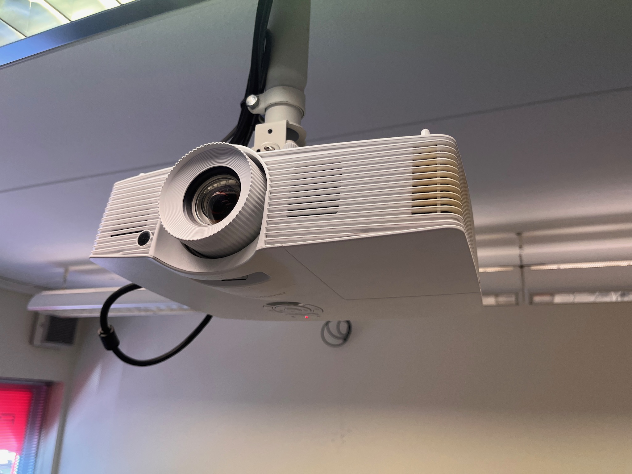 SELT / SOLD Optoma skjávarpi með loftfestingu