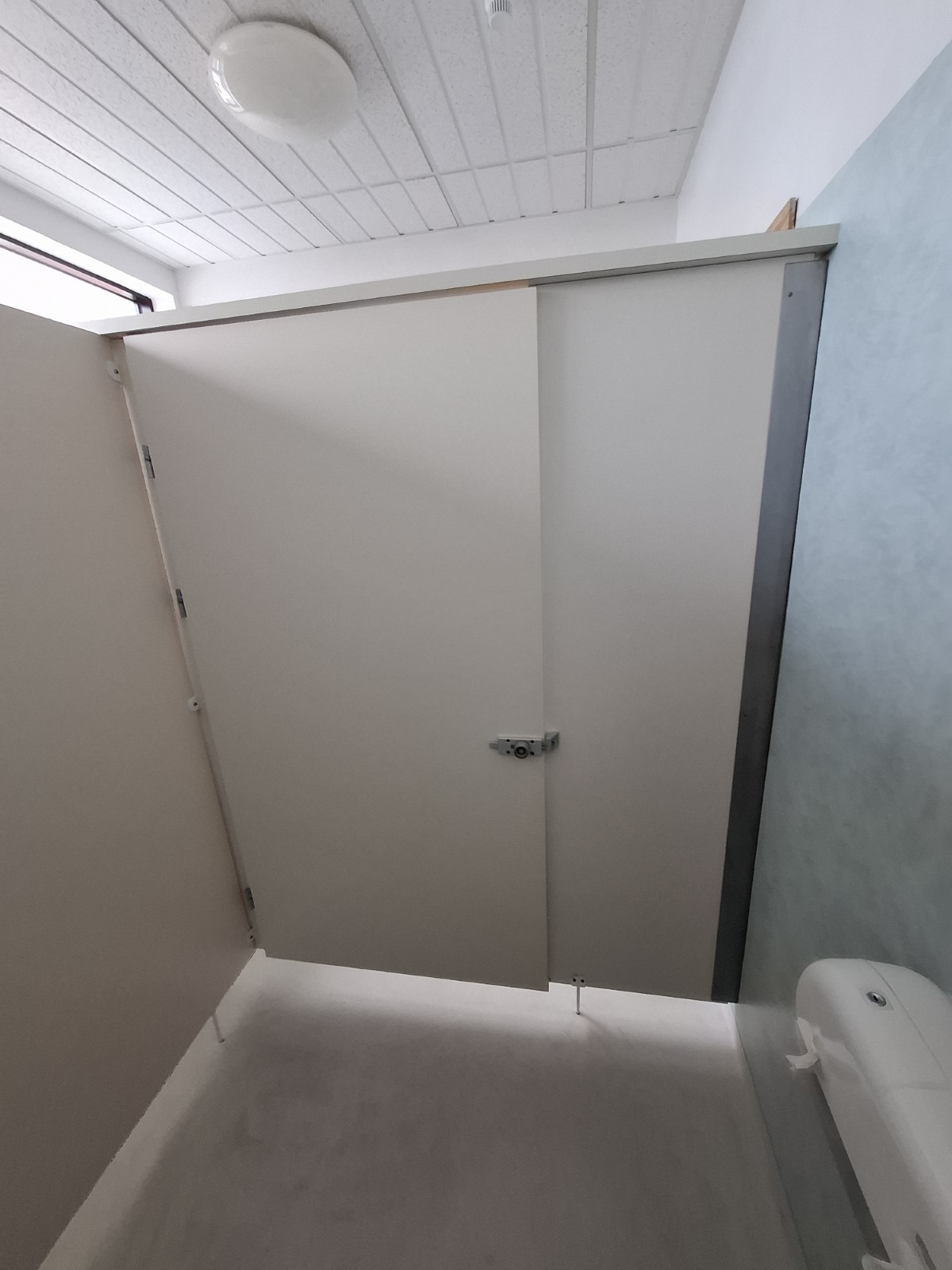 SELT / SOLD Nýleg WC skilrúm fyrir 2 klósett 6