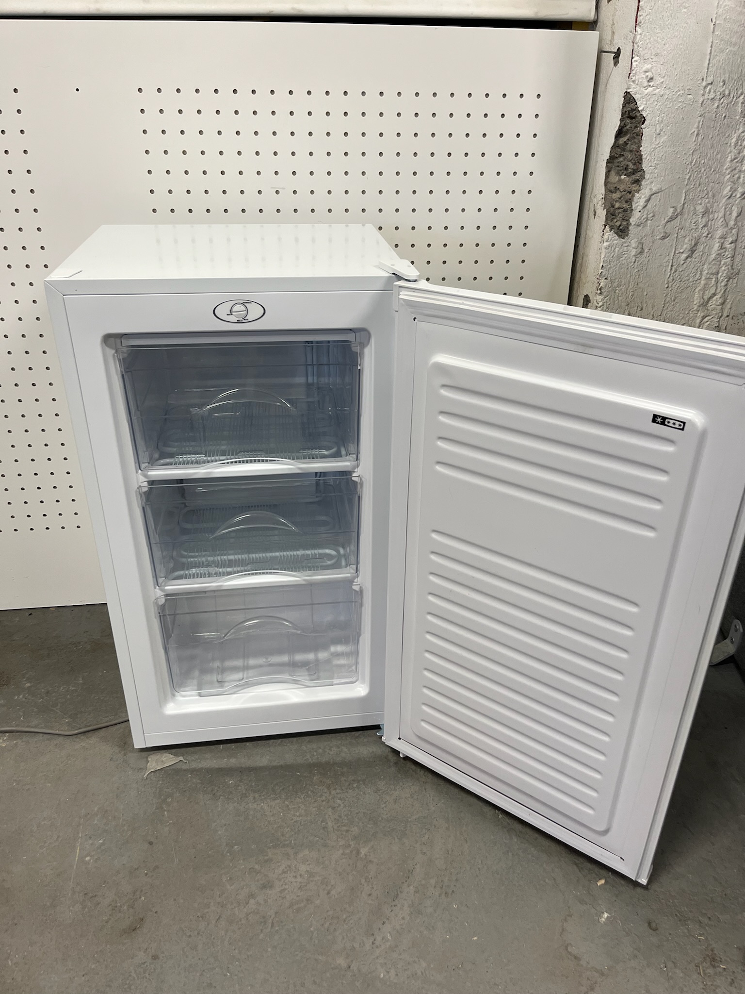 SELT / SOLD Matsui frystiskápur, H84sm., 64L 2