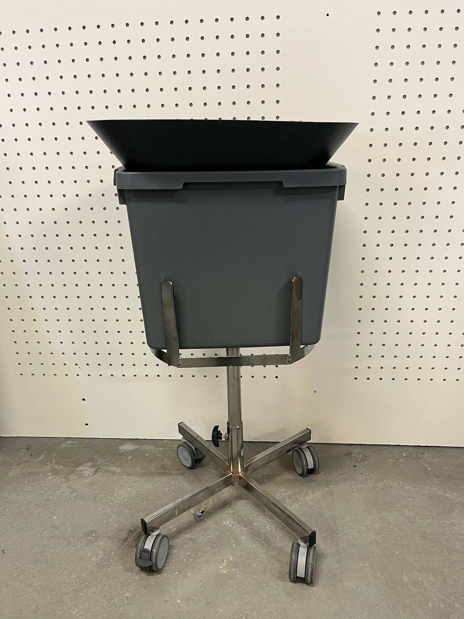 SELT / SOLD Lífræn tunna á hjólum, H80xB40xD27sm. 2