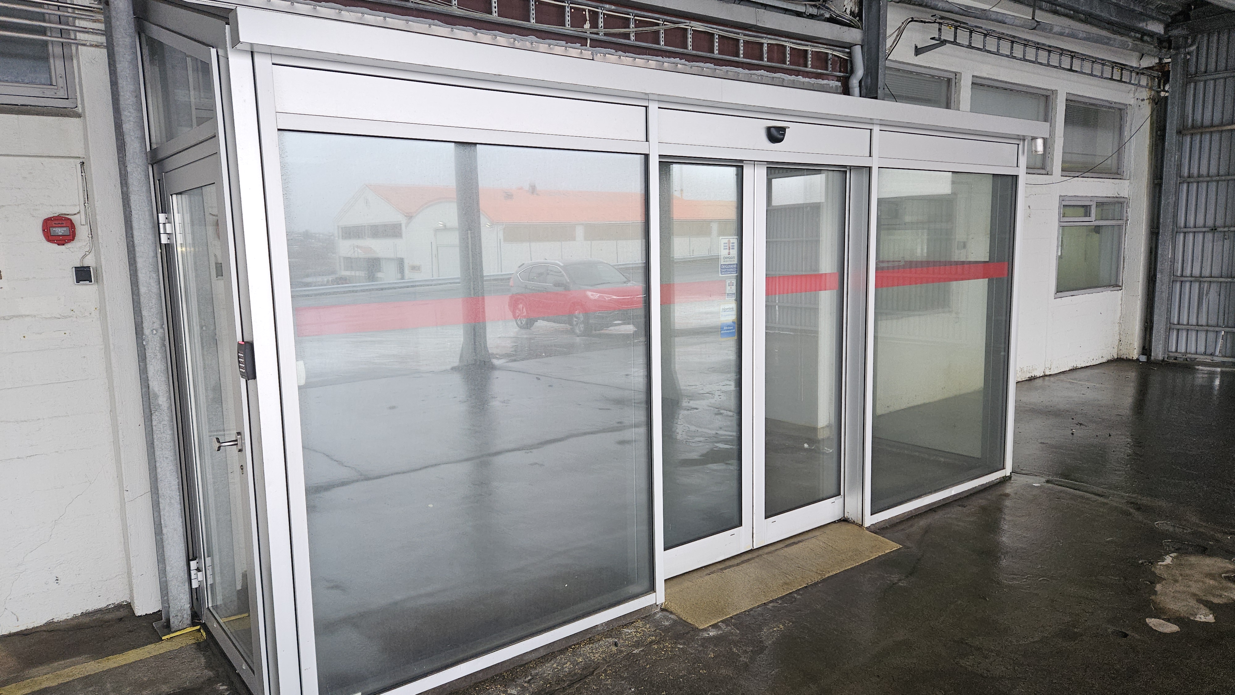 SELT / SOLD - Móttökuhús, anddyri með rafmagnsopnun - B500 x D150 x H230