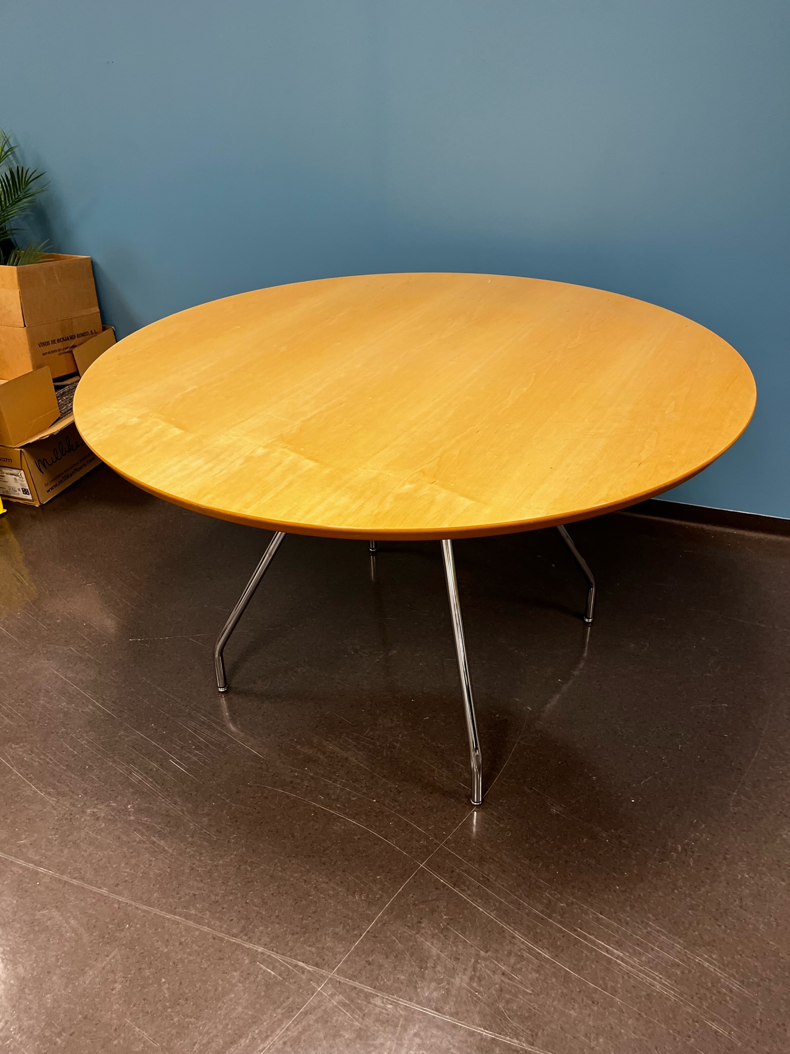 SELT / SOLD - Flott hringborð B120sm. x H72sm.