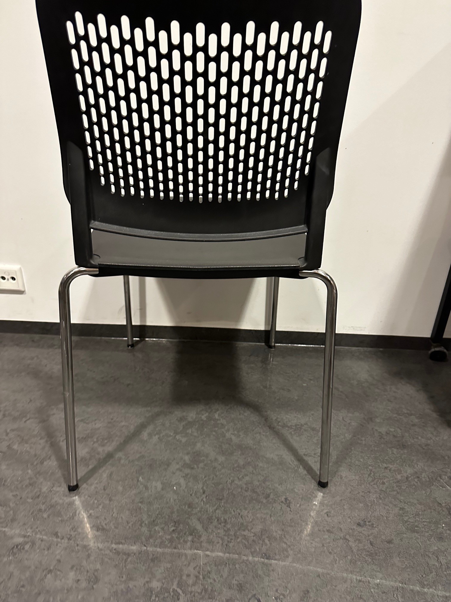 SELT / SOLD Stílhreinir eldhússtólar, svartir - staflanlegir (33 stk.) 3