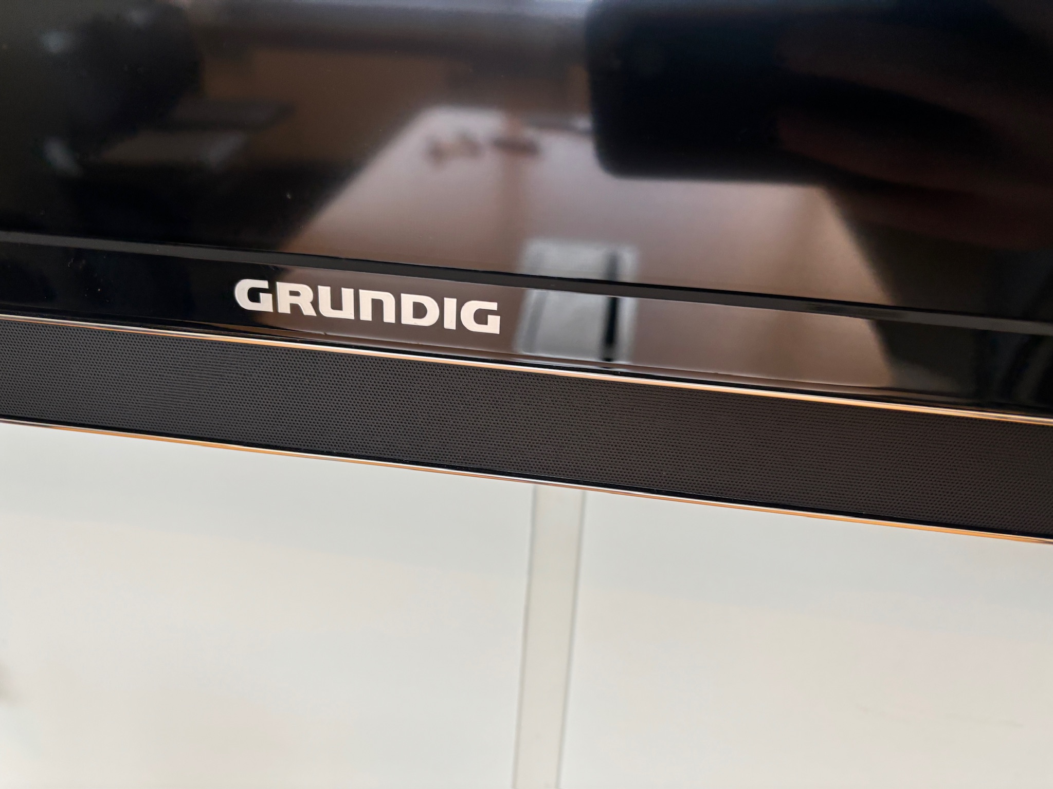 SELT / SOLD Grundig 55" LED Smart TV með veggfestingu 2