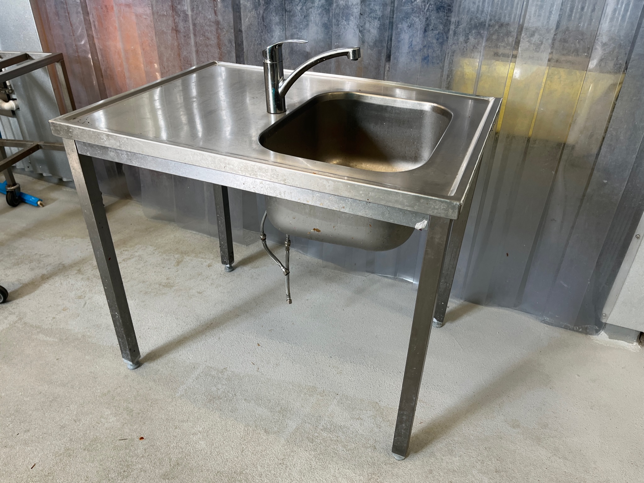 SELT / SOLD Stálborð m. vaski og blöndunartækjum 2