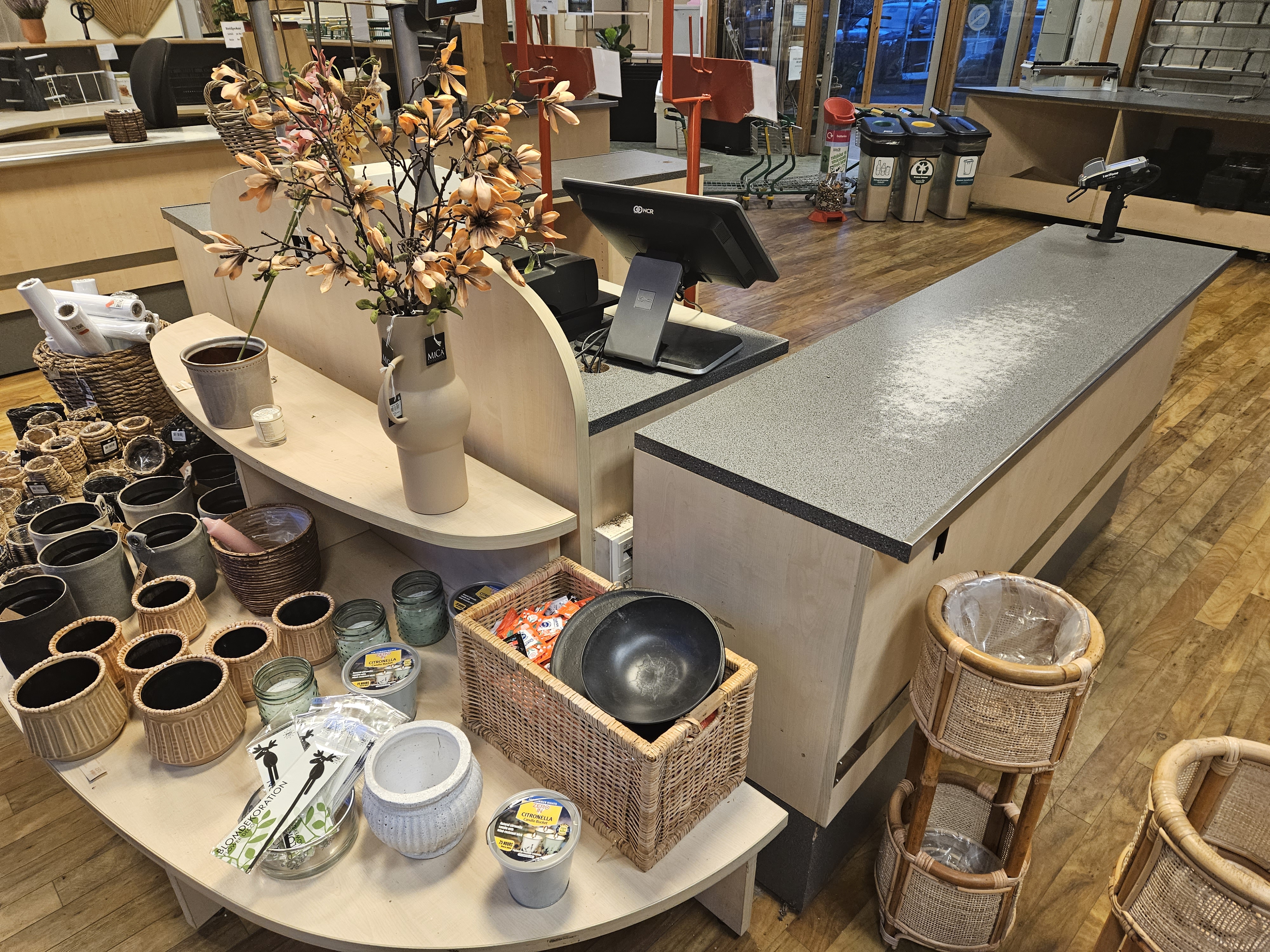 SELT / SOLD - Verslunarborð - búðarborð fyrir sjóðvél 3